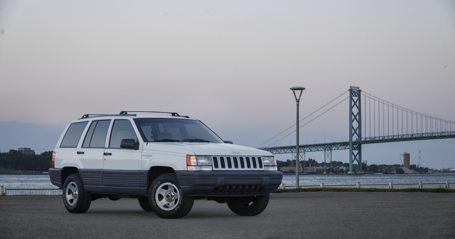 Jeep Celebrates Grand Cherokee’s 30th Anniversary With Blacked Out 4xe