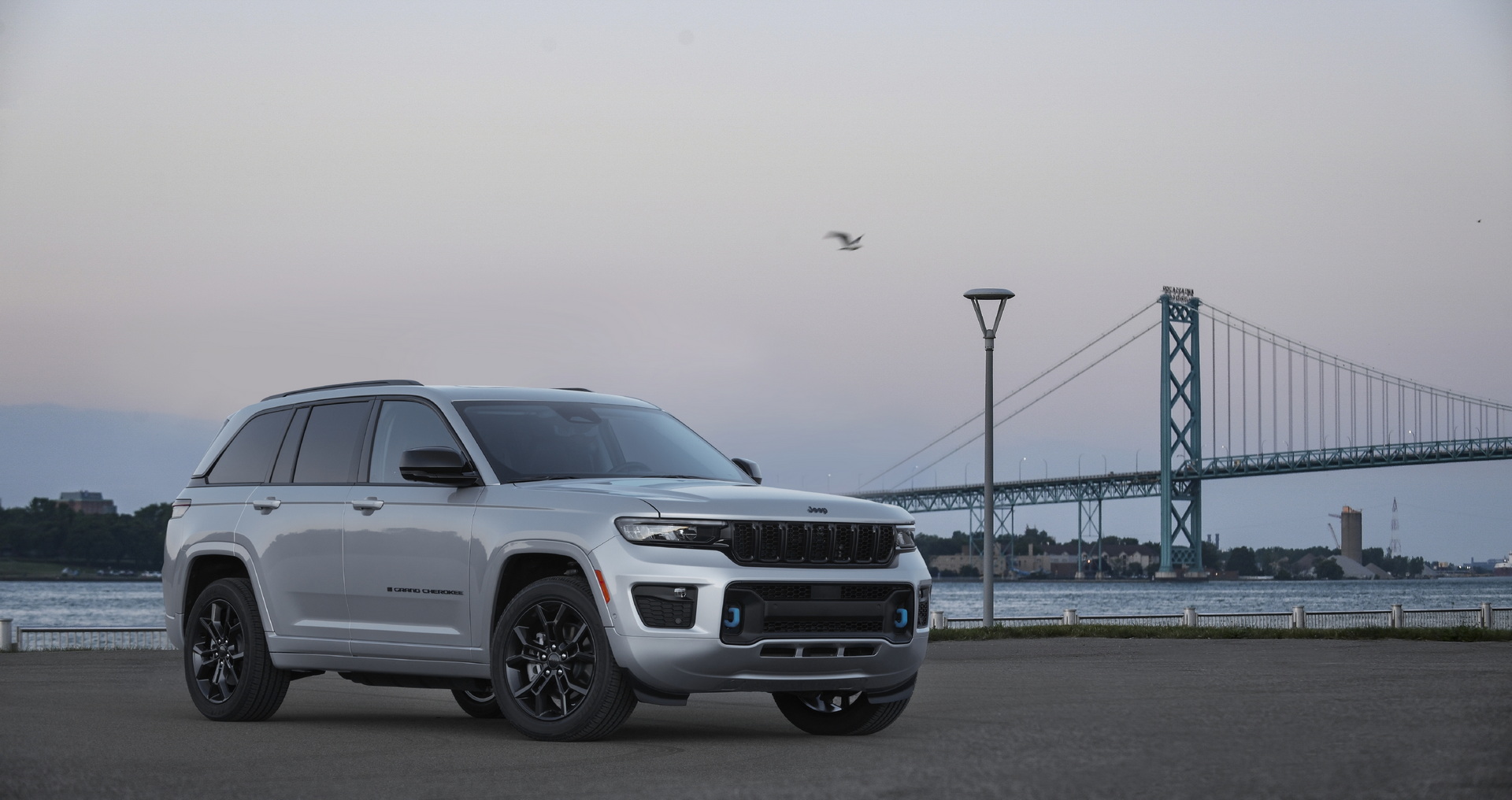 Jeep Celebrates Grand Cherokee’s 30th Anniversary With Blacked Out 4xe