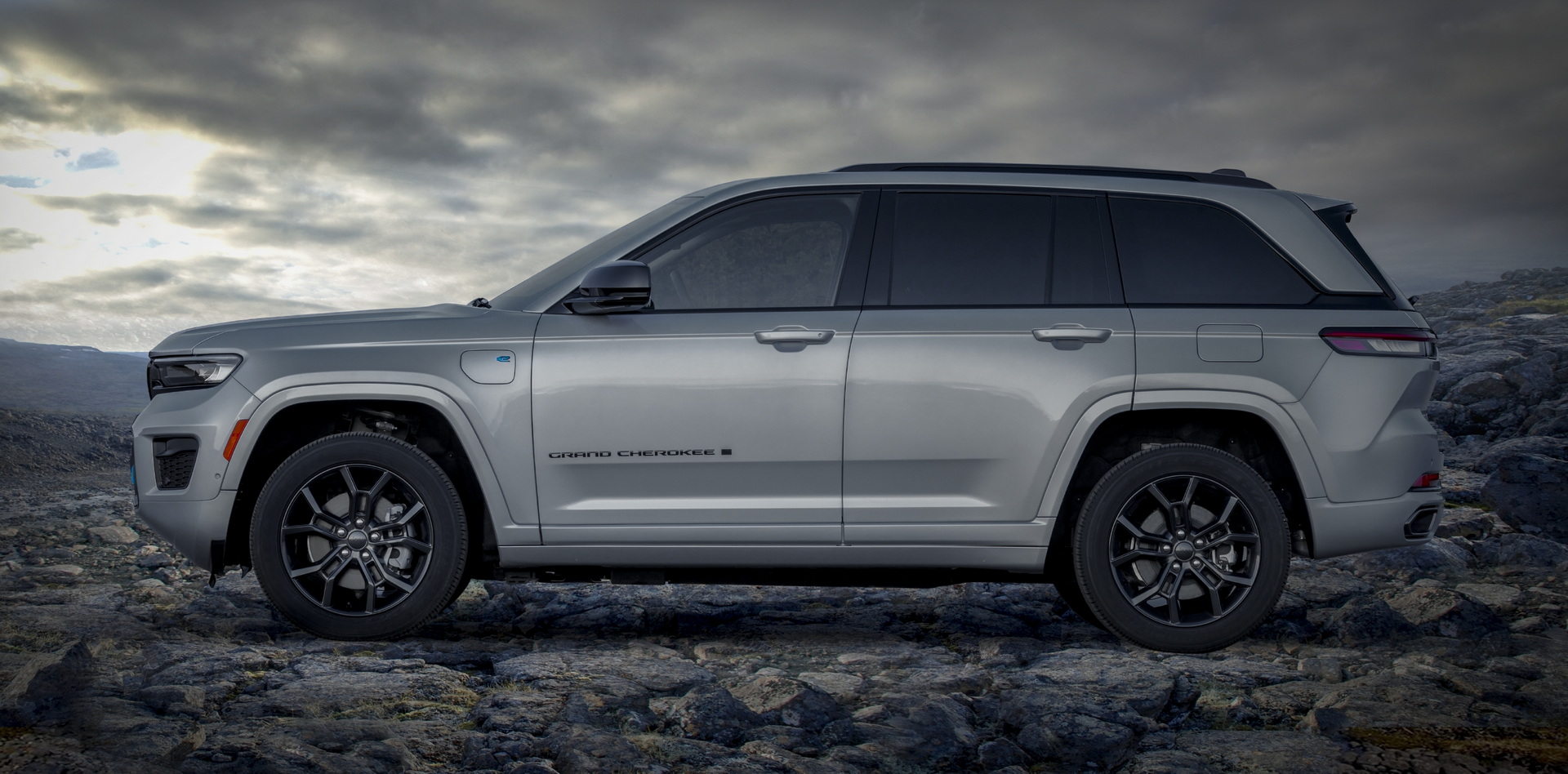 Jeep Celebrates Grand Cherokee’s 30th Anniversary With Blacked Out 4xe