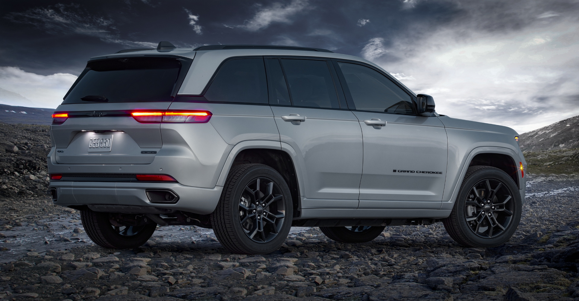Jeep Celebrates Grand Cherokee’s 30th Anniversary With Blacked Out 4xe