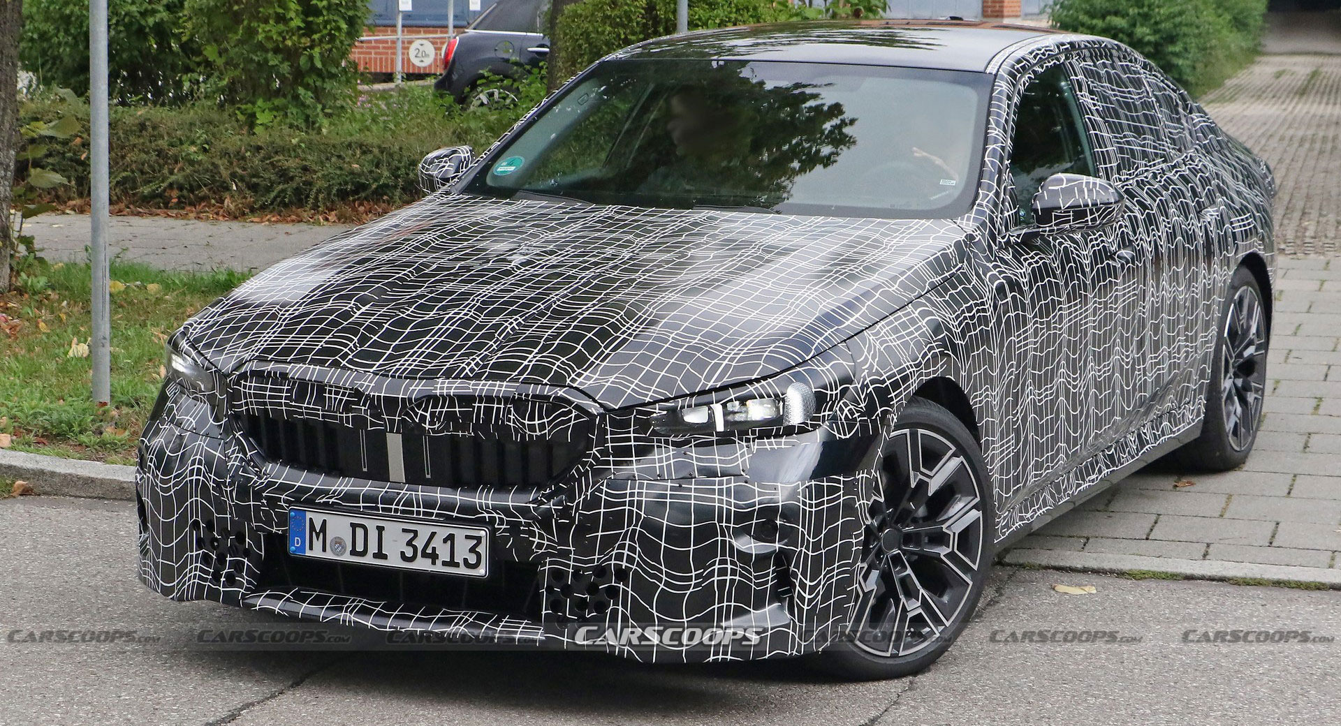 La BMW Série 5 2024 continue son strip-tease et nous donne un meilleur aperçu de l’avant