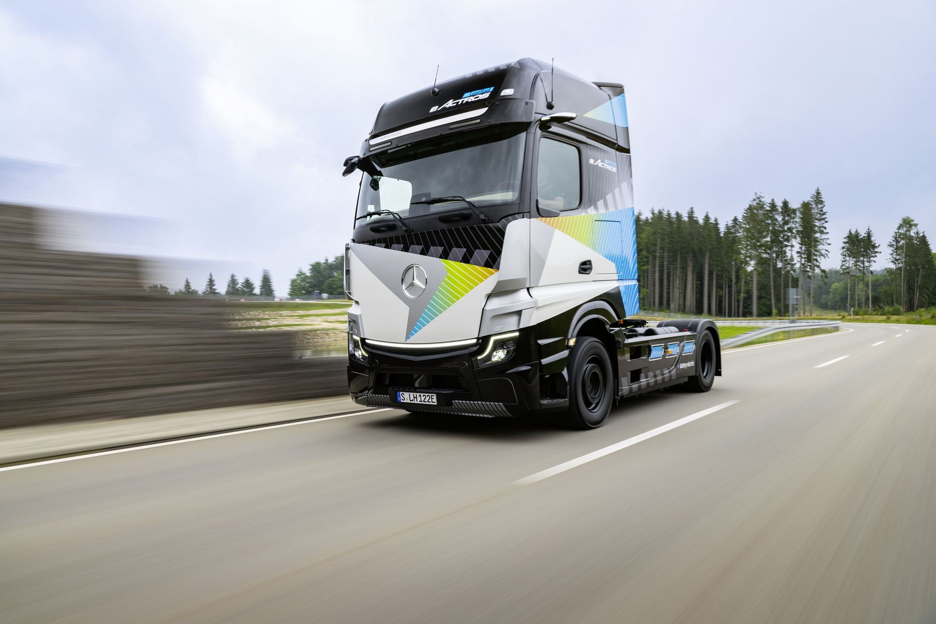 Mercedes Shows Off eActros LongHaul That Could Go Up To 497 Miles On A Charge
