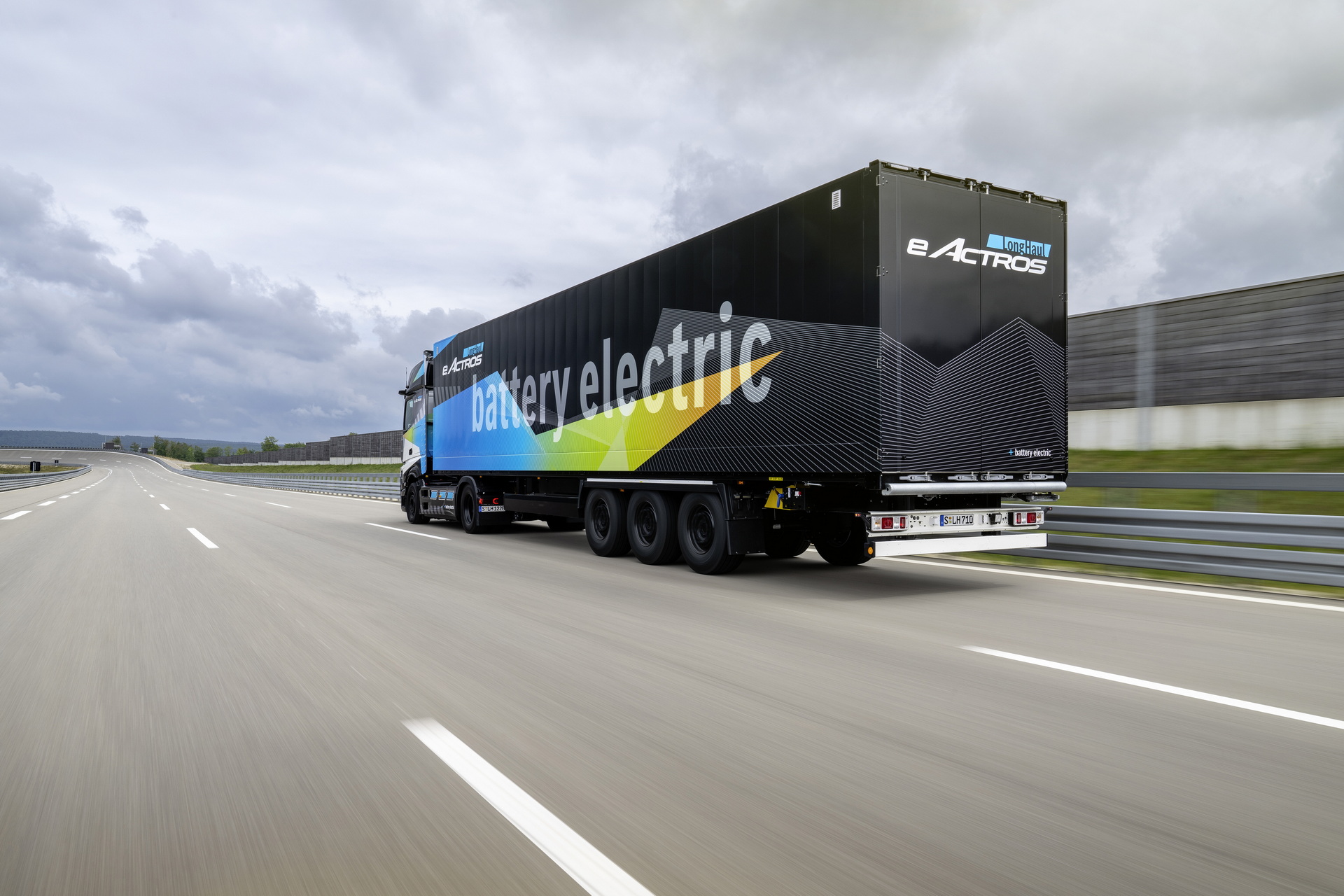 Mercedes Shows Off eActros LongHaul That Could Go Up To 497 Miles On A Charge
