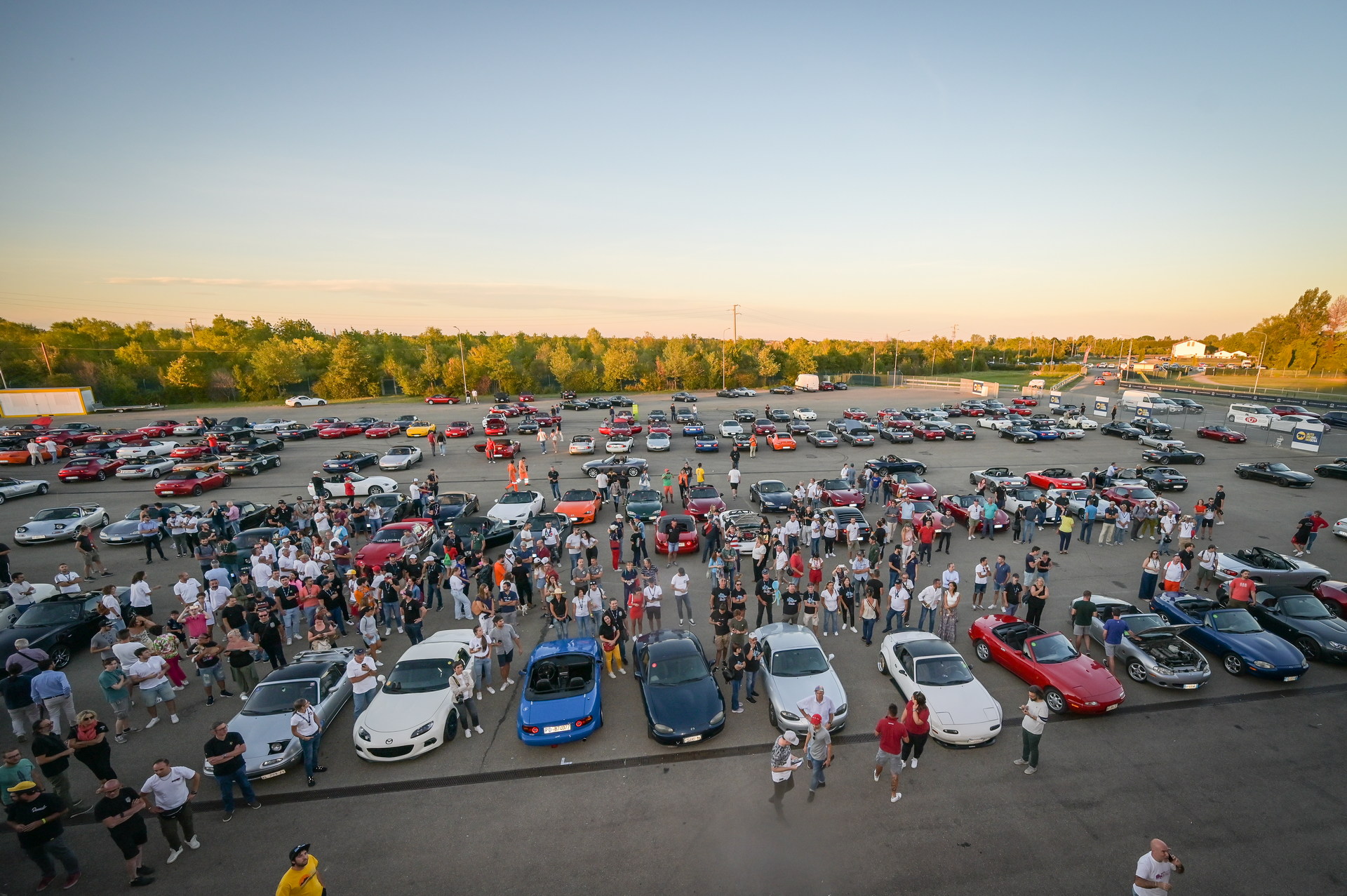 Record-Breaking Mazda MX-5 Parade With 707 Vehicles Held In Italy