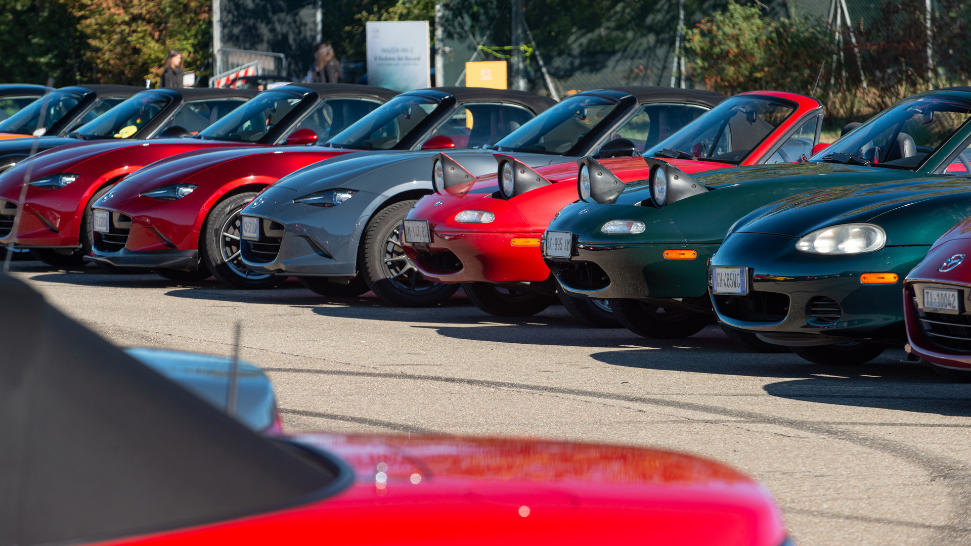 Record-Breaking Mazda MX-5 Parade With 707 Vehicles Held In Italy