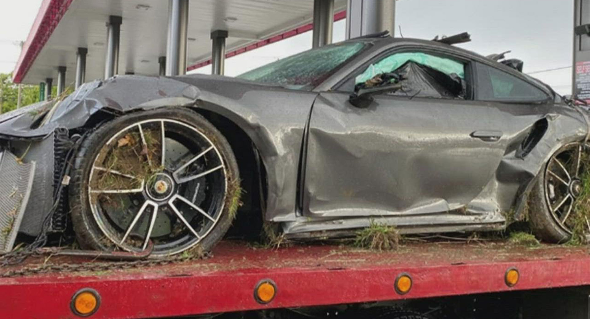 Myles Garrett de la NFL s’éloigne après avoir écrasé la Porsche 911 Turbo S alors que des rapports font état de plusieurs billets passés pour avoir dépassé 100 MPH