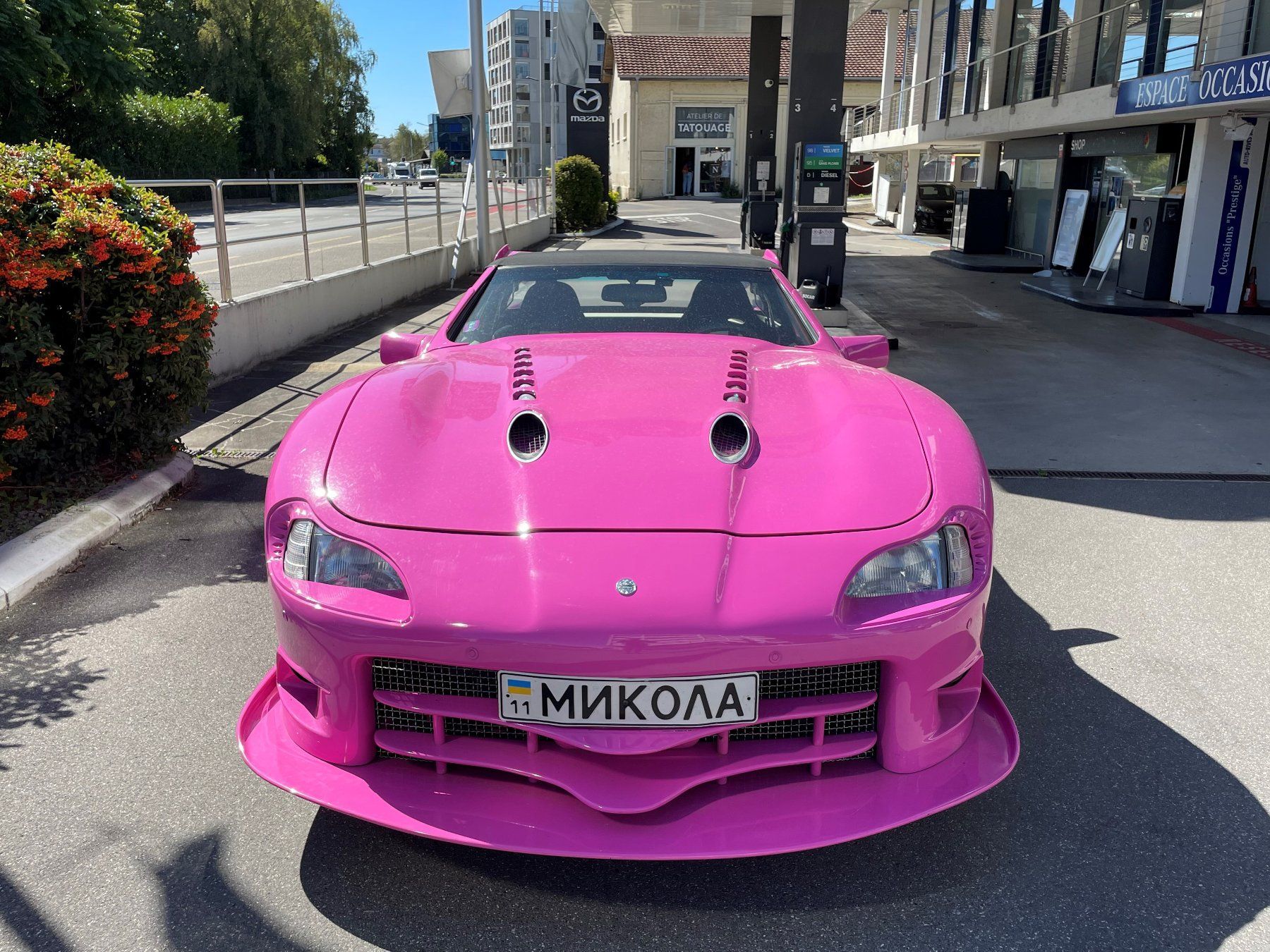 Sbarro’s Bright Pink Mercedes-Benz SL Will Get You More Looks Than You Can Handle