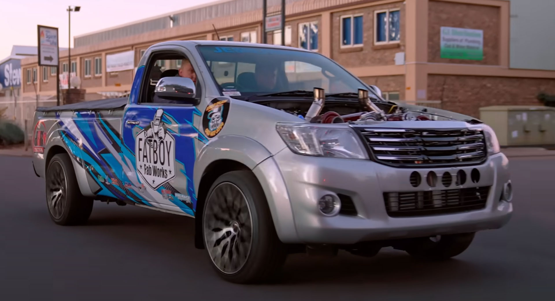Ce sud-africain sauvage a créé un V12 biturbo Toyota Hilux