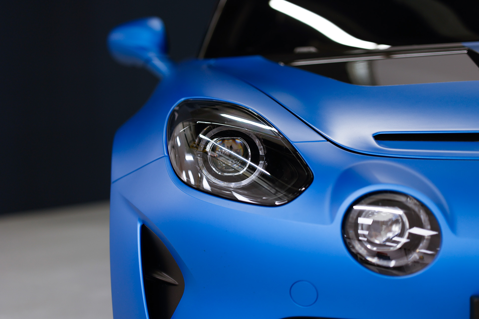 Hardcore Alpine A110 R Shows Off Its Weight Loss In Paris