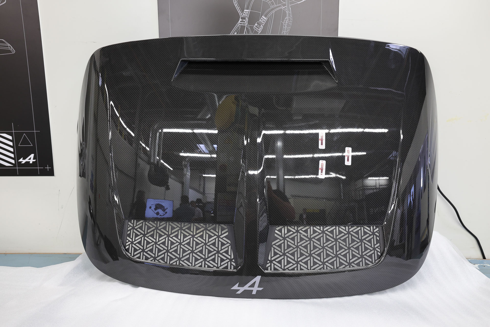 Hardcore Alpine A110 R Shows Off Its Weight Loss In Paris