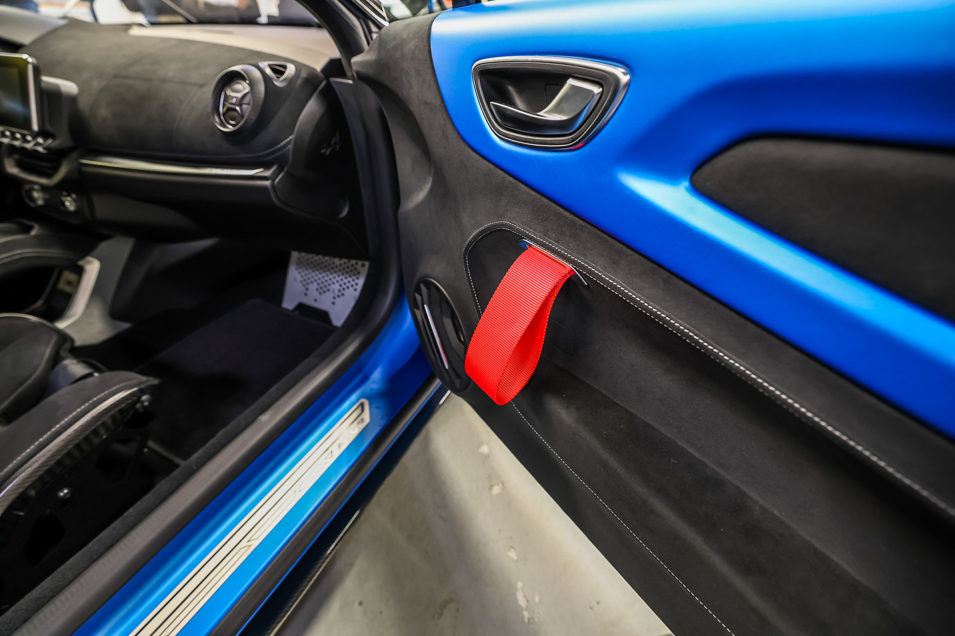 Hardcore Alpine A110 R Shows Off Its Weight Loss In Paris