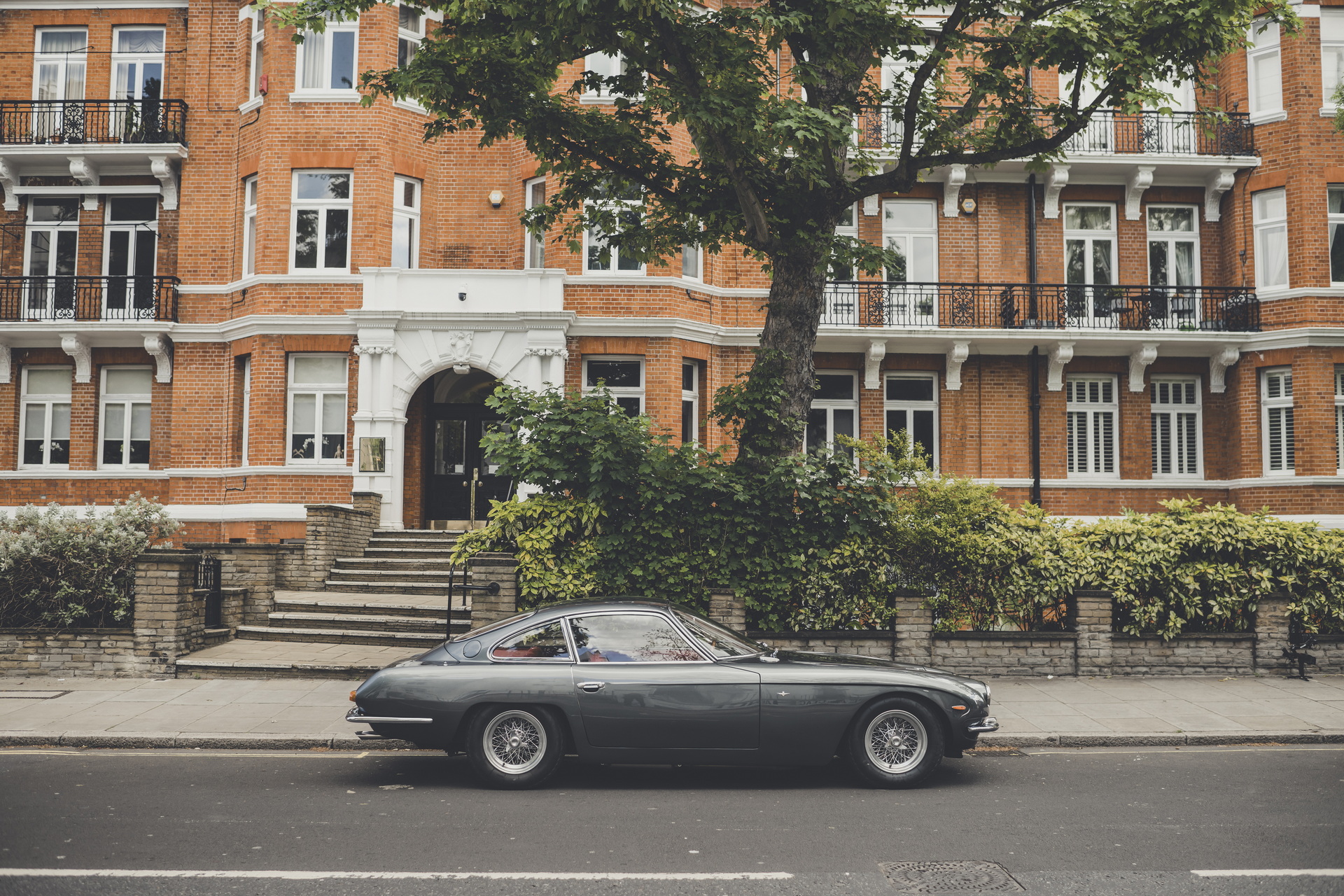 Lamborghini Celebrates 50th Anniversary Of The Beatles’ First Single With Tour Of London In 400 GT 2+2