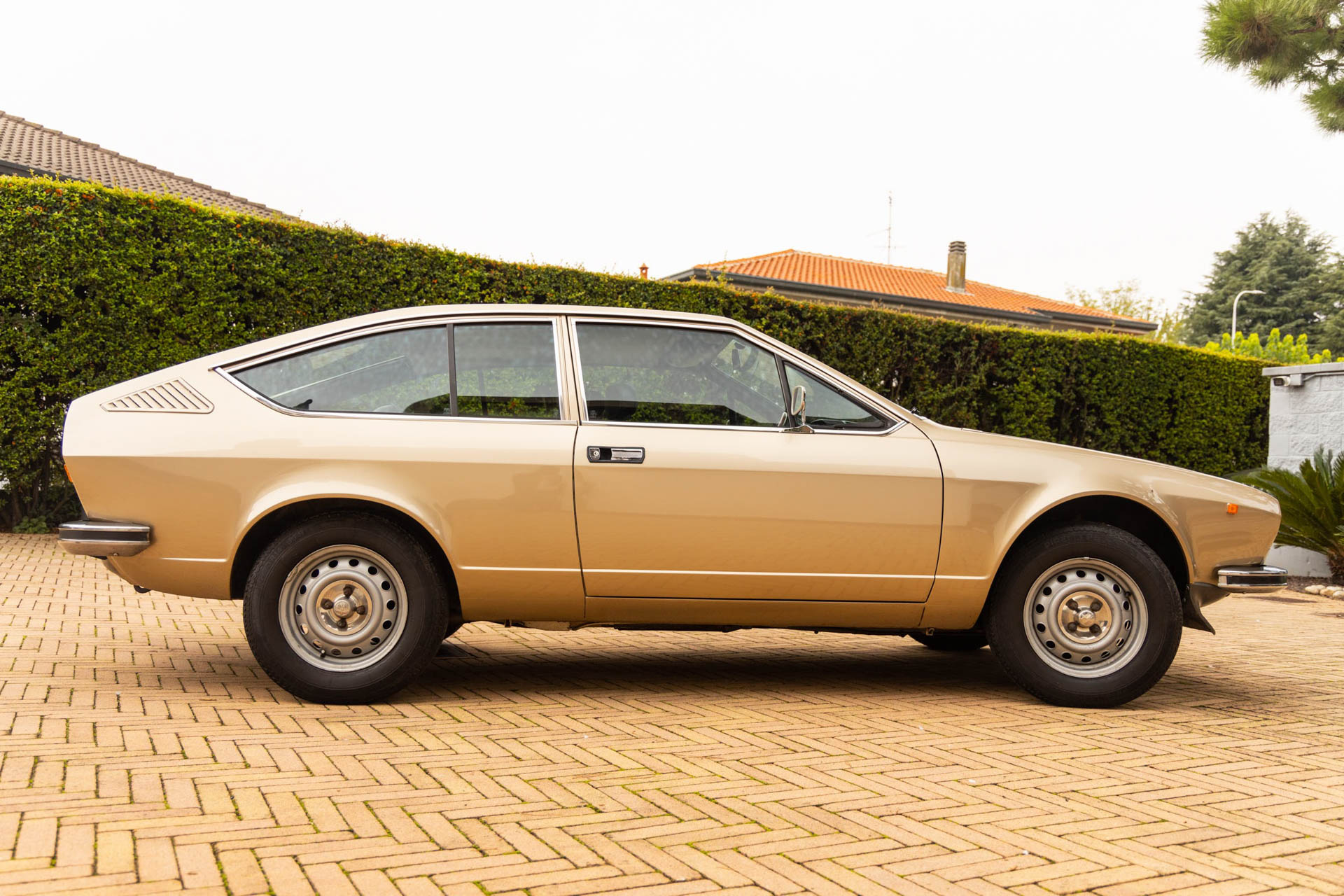 The Alfa Romeo Alfetta’s Fugly Dashboard Was Strangely Prophetic