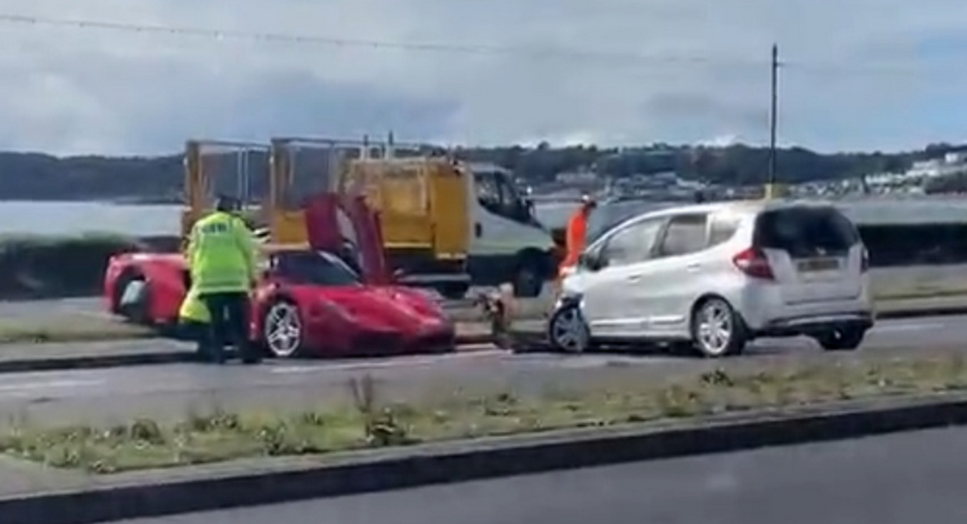 Ferrari Enzo tourne sur la route et percute Honda lors de sa livraison au nouveau propriétaire