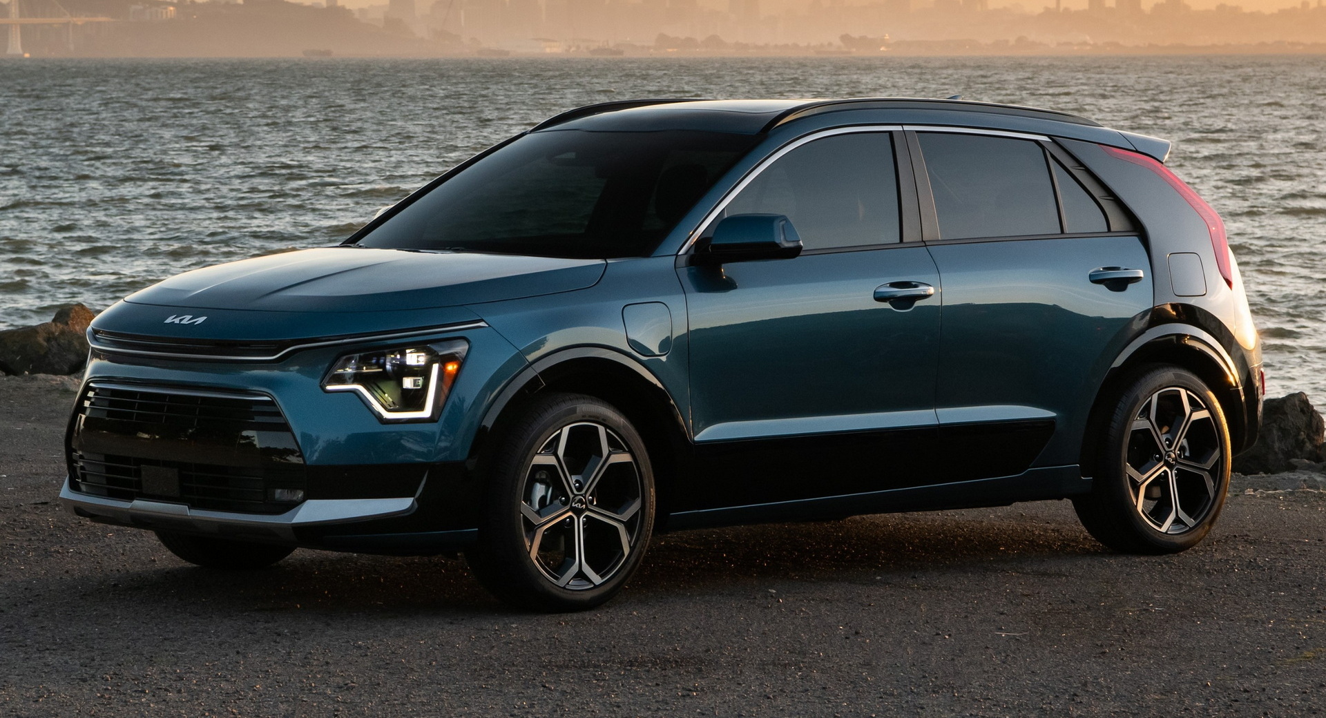 New 2023 Kia Niro Plug-In Hybrid Costs $4,000 More Than Outgoing Model