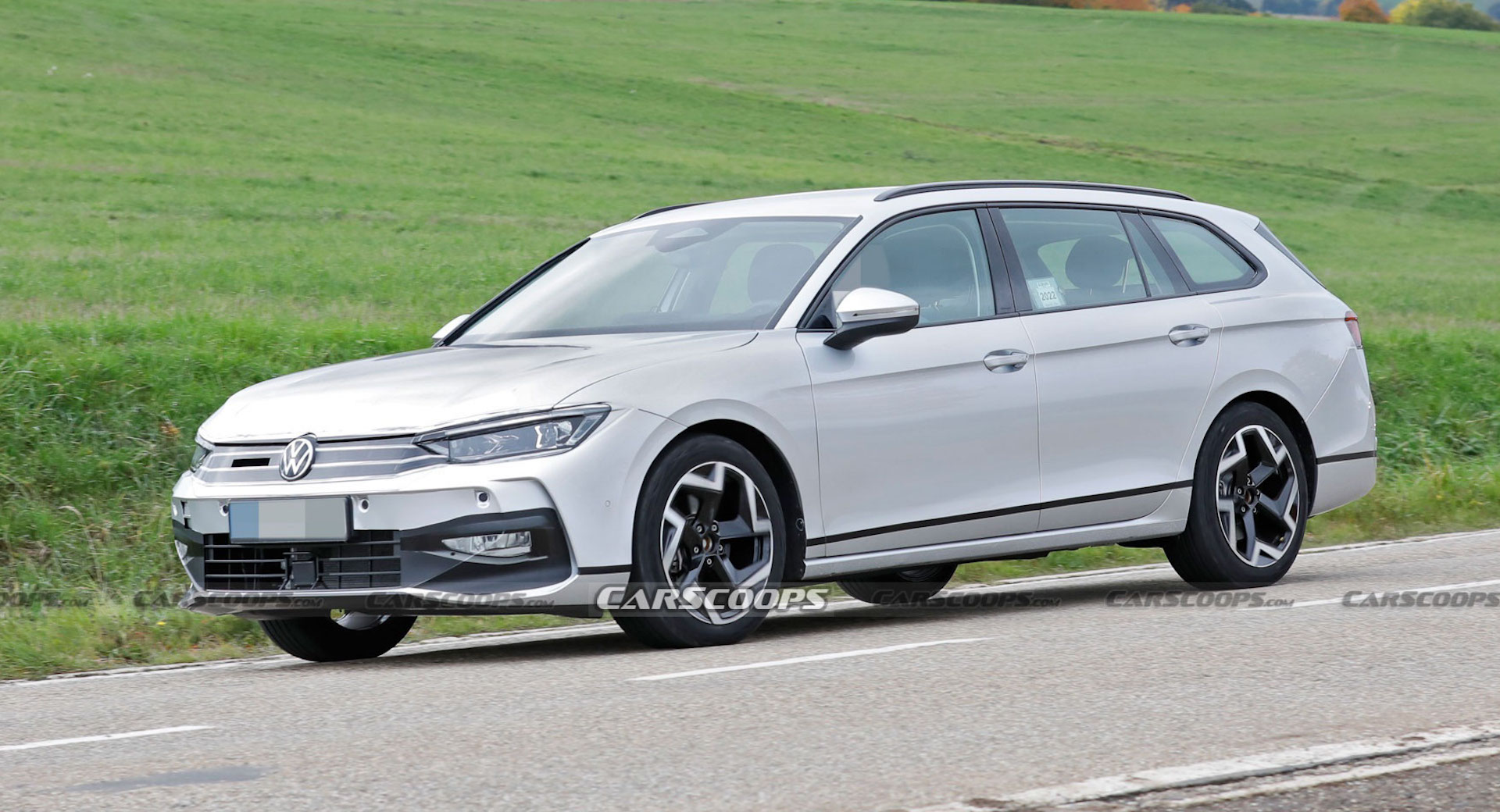 Le prototype de la Volkswagen Passat 2023 cache une calandre de golf sportive derrière un déguisement sournois