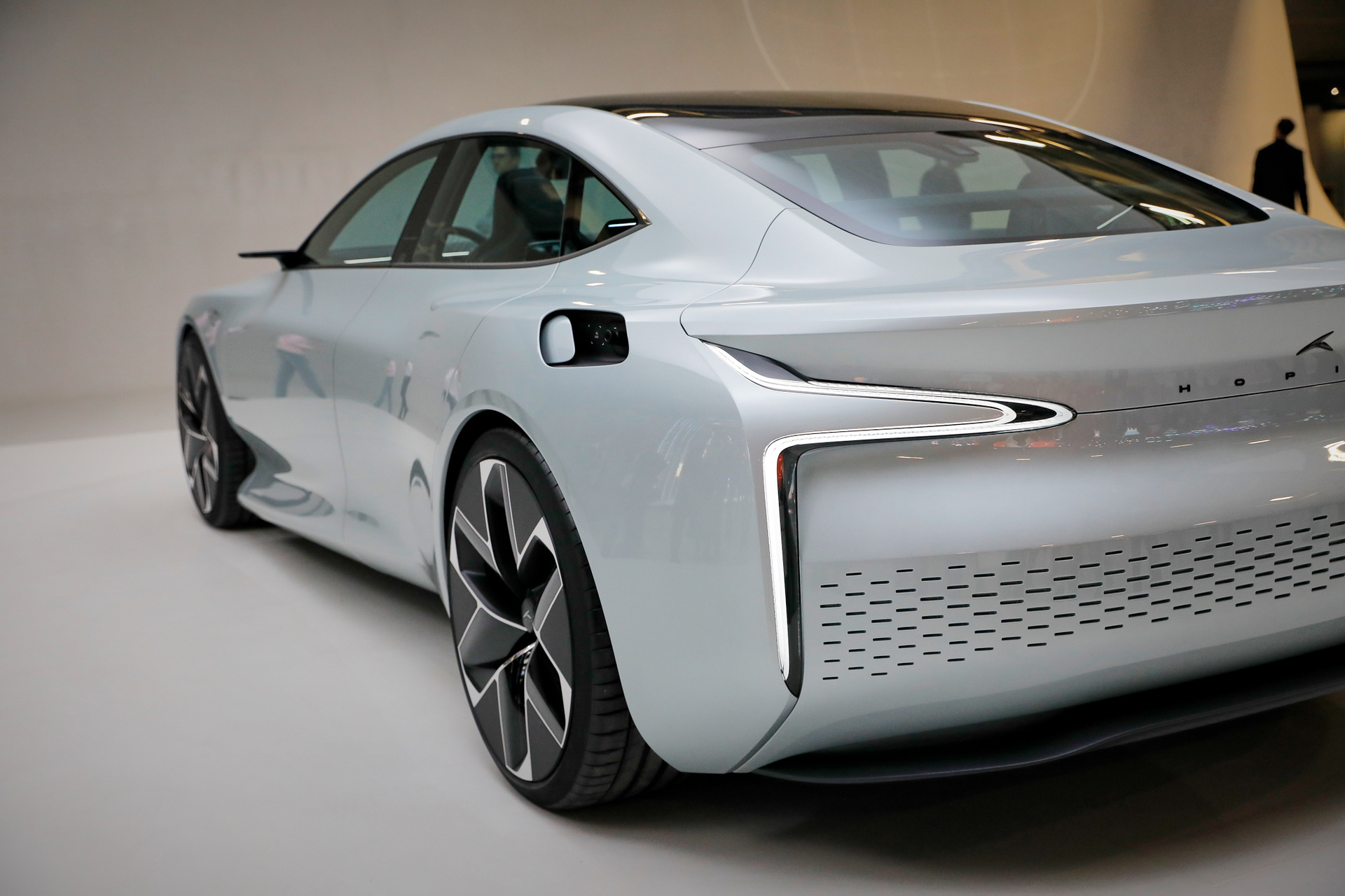 $118,000 Hopium Machina Hydrogen EV Can Complete A Refill In 3 Minutes Offering 620-Mile Range