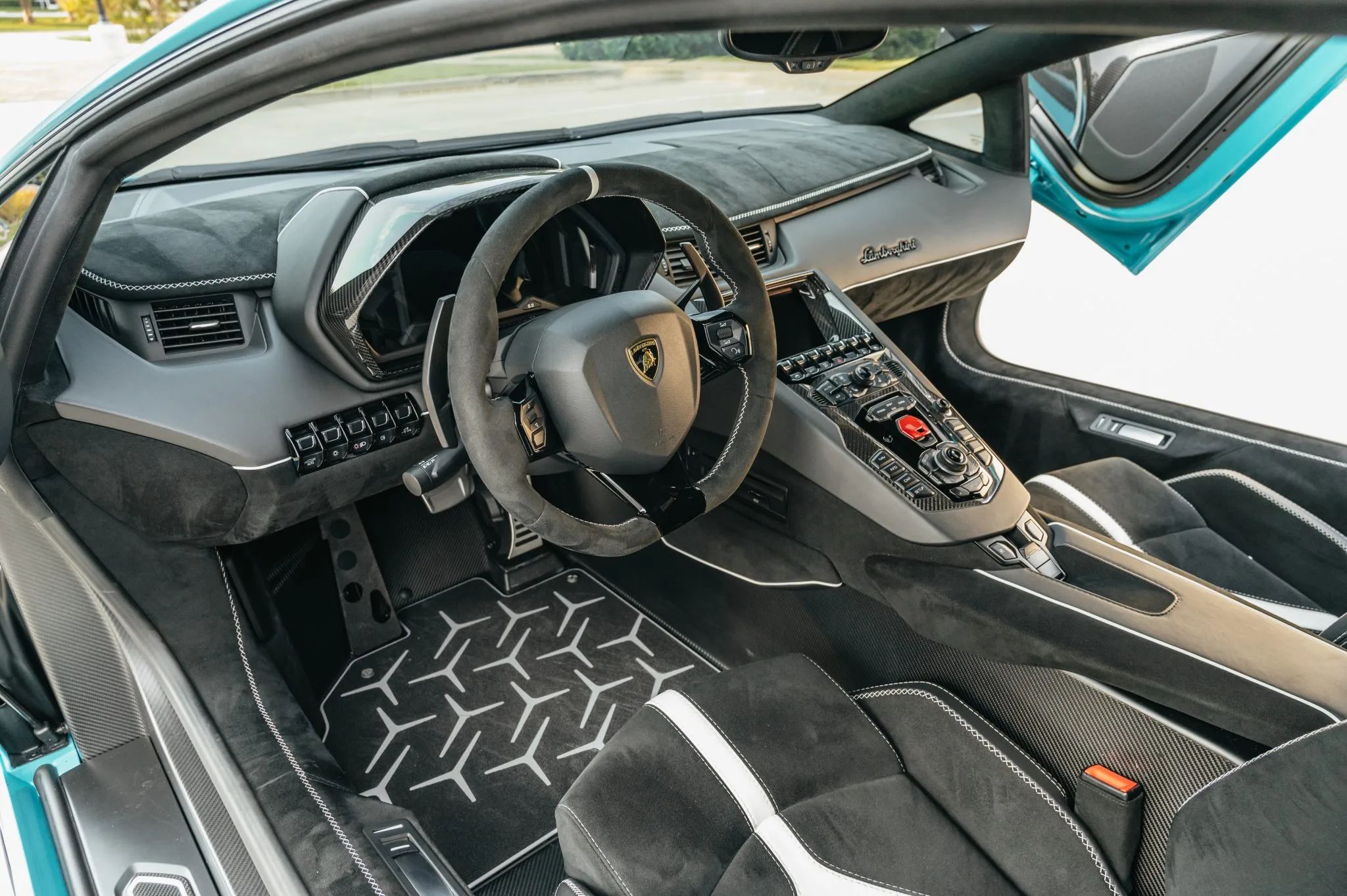 Bright Blue Lamborghini Aventador SVJ Is Just About Perfect