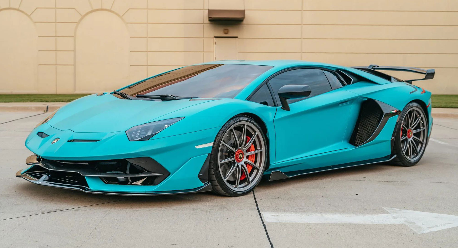 La Lamborghini Aventador SVJ bleu vif est presque parfaite