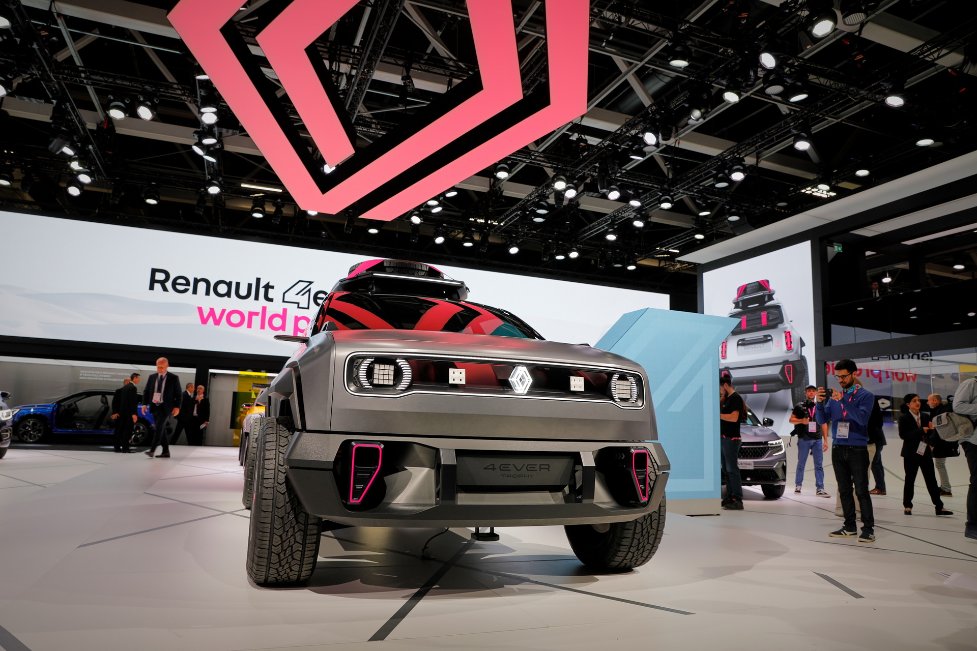 Renault 4Ever Trophy Concept Previews Retro-Flavored Electric B-SUV With Rugged Looks