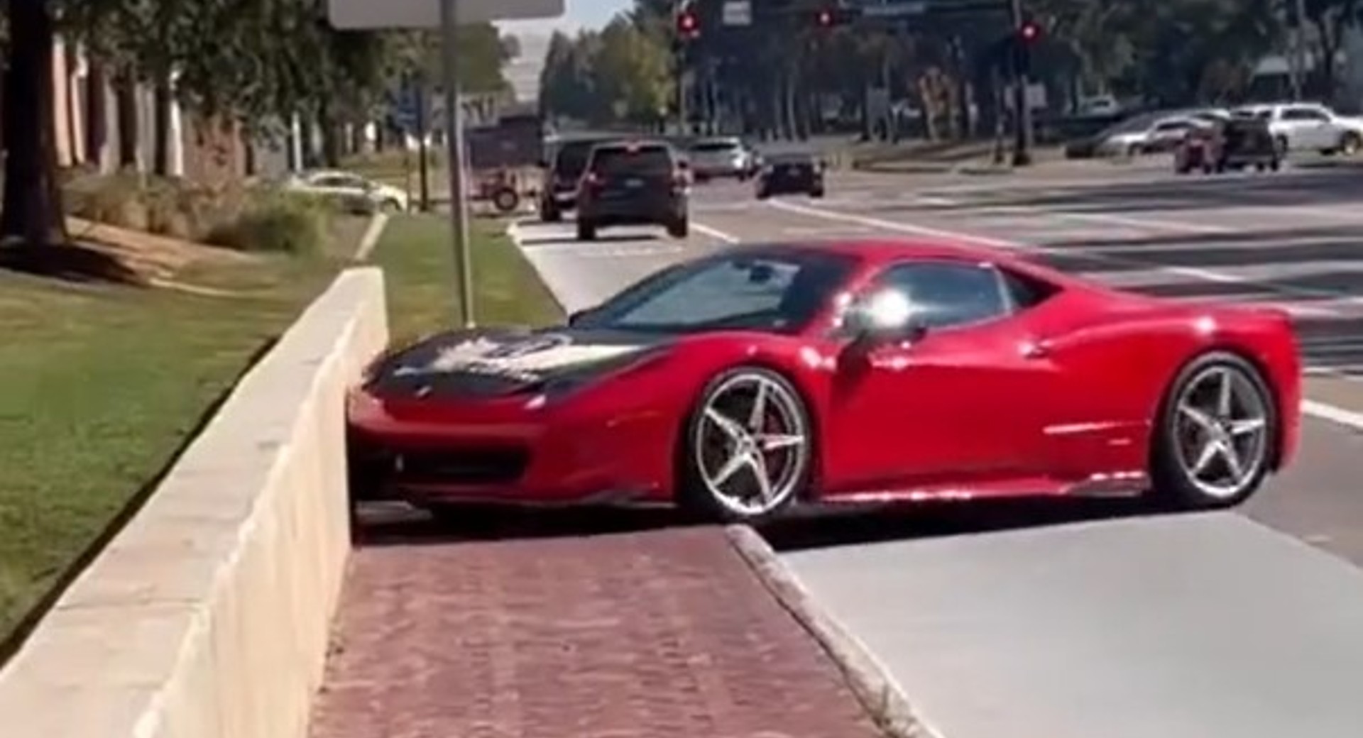 Le conducteur de la Ferrari 458 heurte un mur après avoir perdu la tête et apparemment oublié que la pédale de frein existe