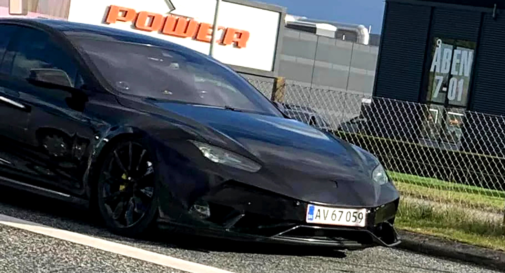 Nous ne savons pas trop quoi penser de cette Tesla Model S avec un frontal Lamborghini Huracan