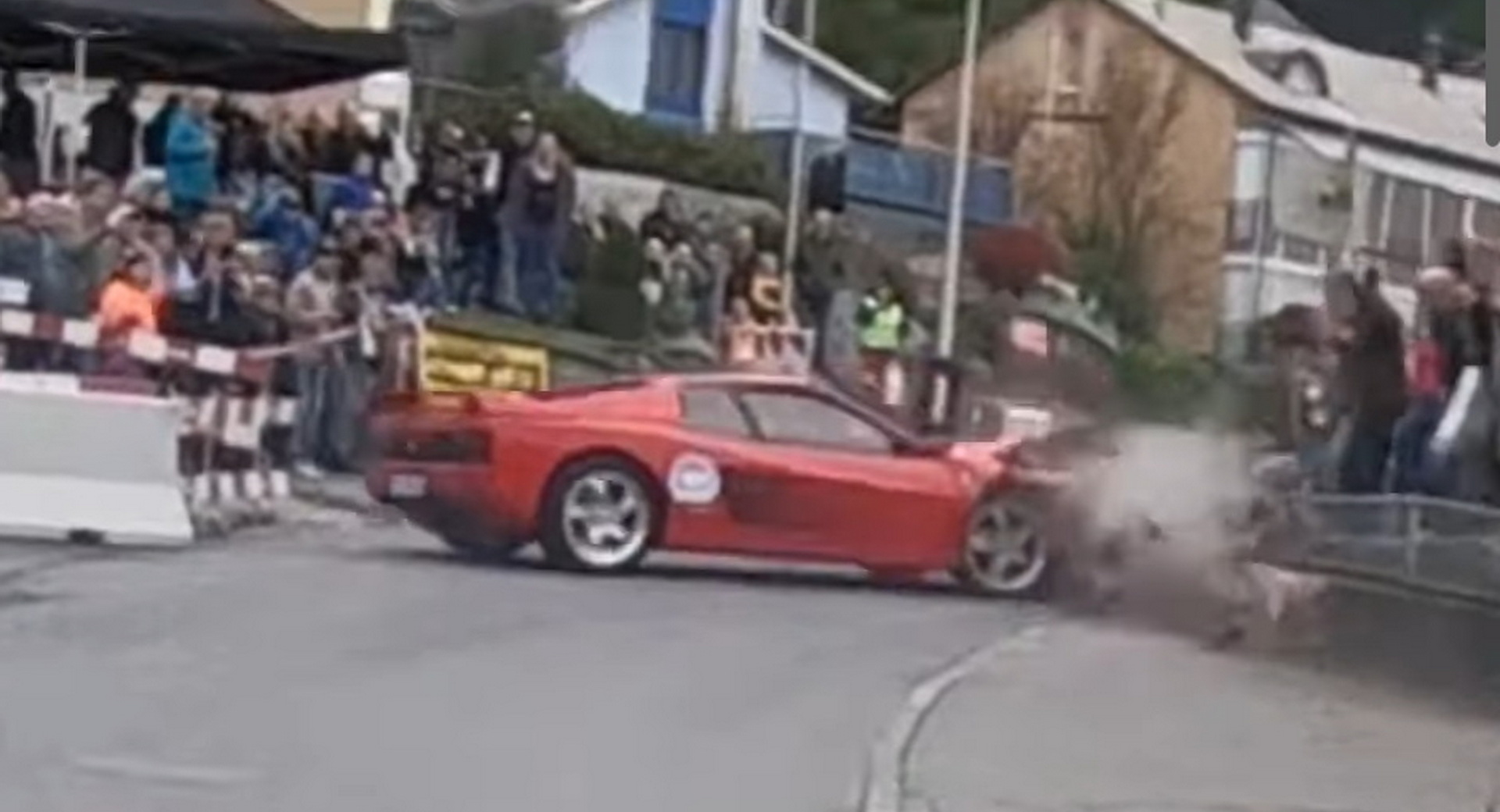 Un spectateur applaudit sarcastiquement alors que la Ferrari Testarossa s’écrase contre un mur lors d’une course de côte suisse