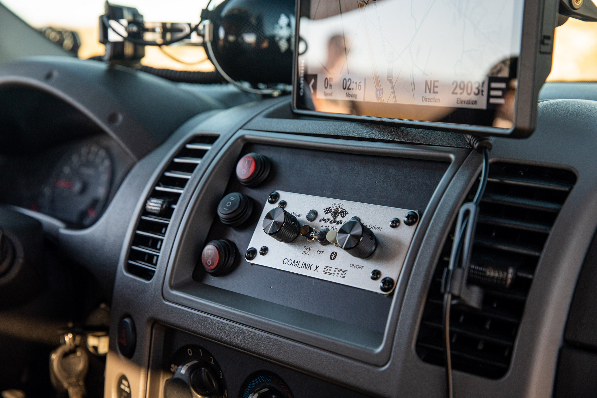 This Nissan Frontier Off-Road Racer Is Powered By A 600-HP Z Engine