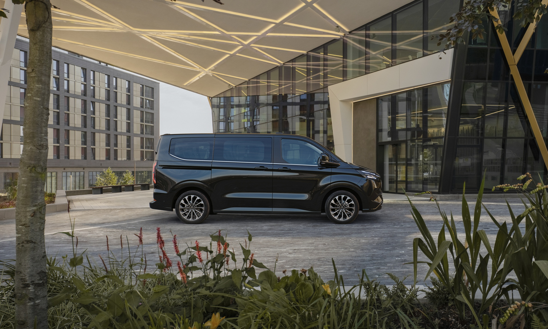 Ford Tourneo Custom Debuts With Diesel, PHEV, And Full Electric Options