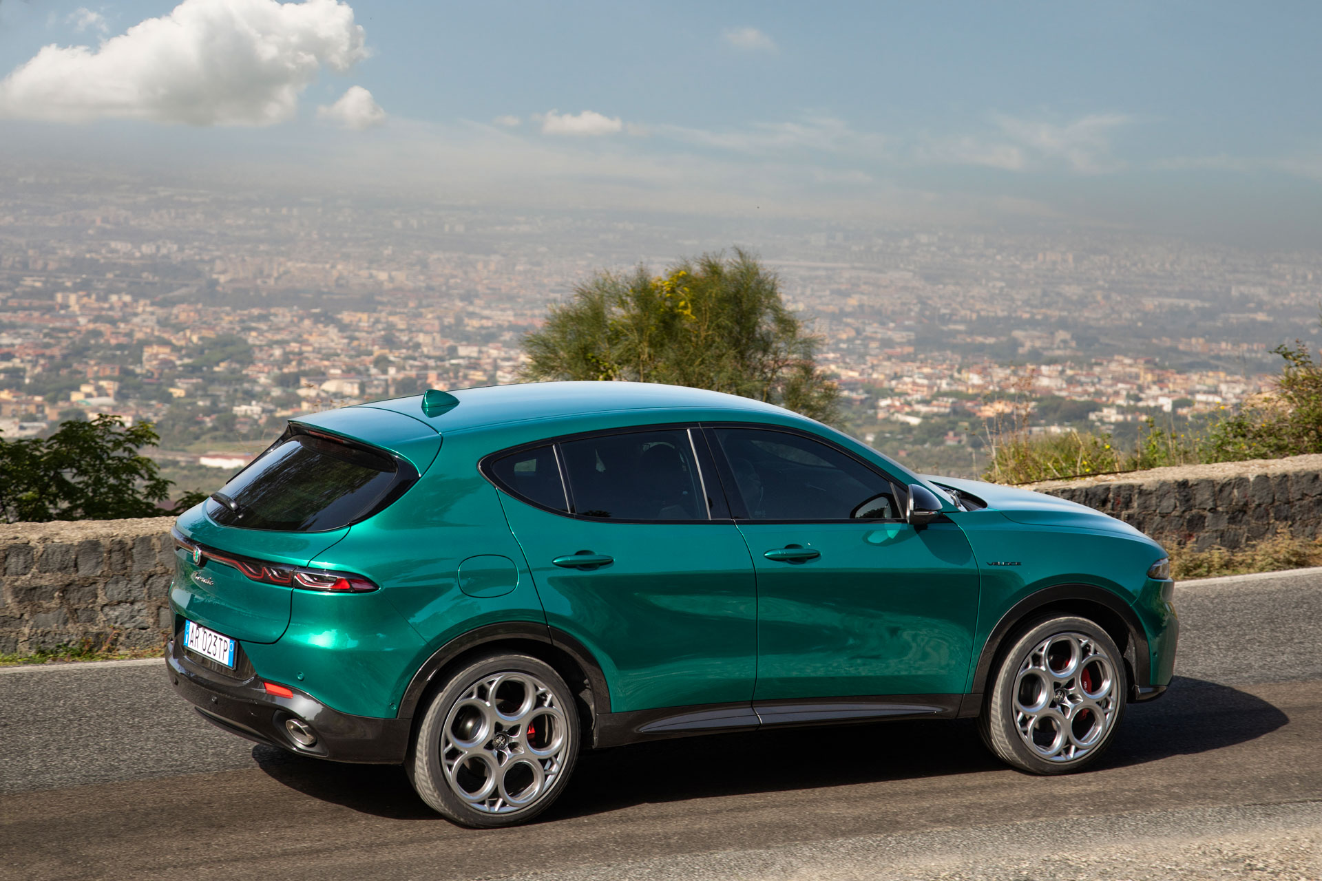 Alfa Romeo’s First PHEV Is The 276-HP Tonale Q4 AWD With 50-Mile Electric Range