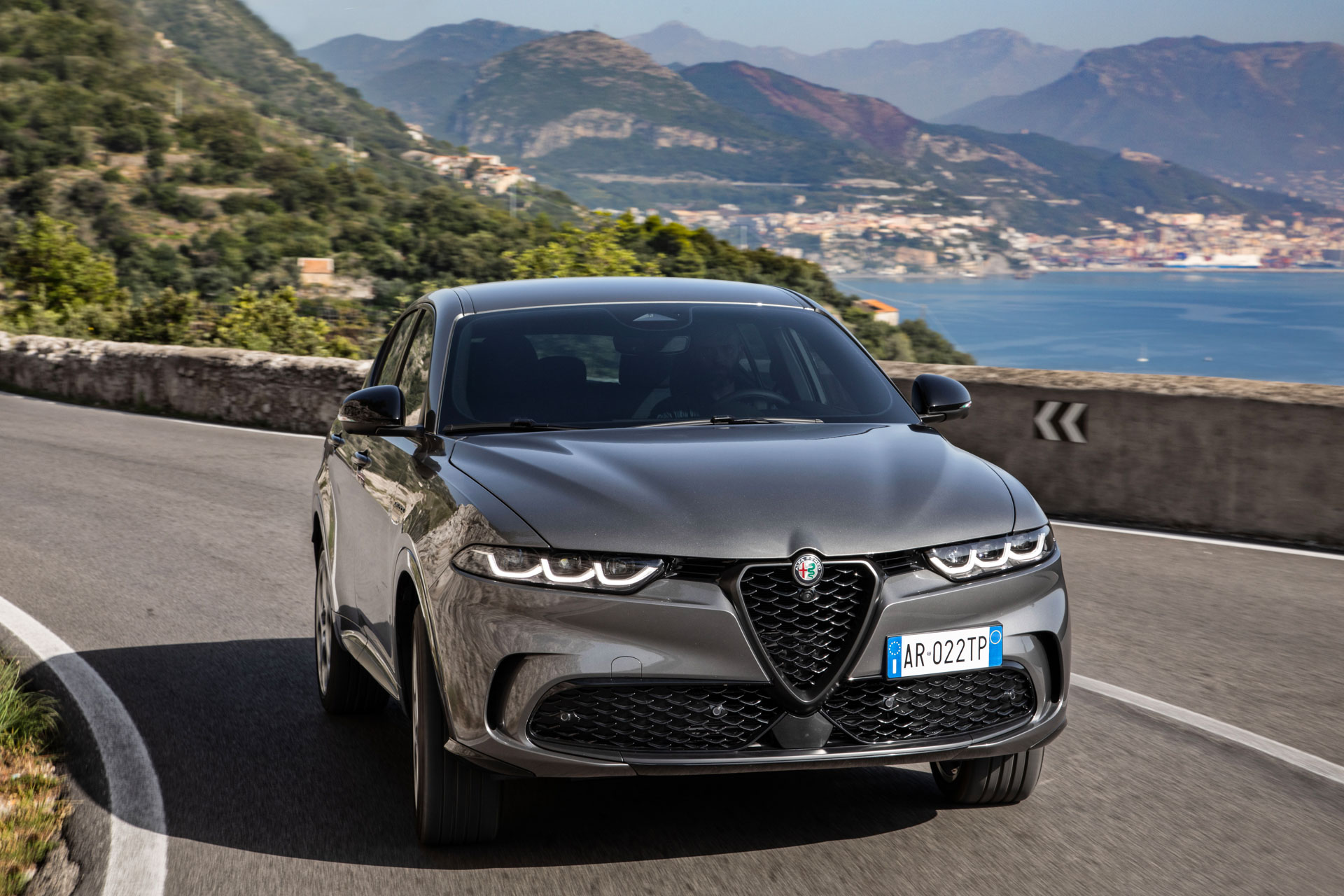 Alfa Romeo’s First PHEV Is The 276-HP Tonale Q4 AWD With 50-Mile Electric Range
