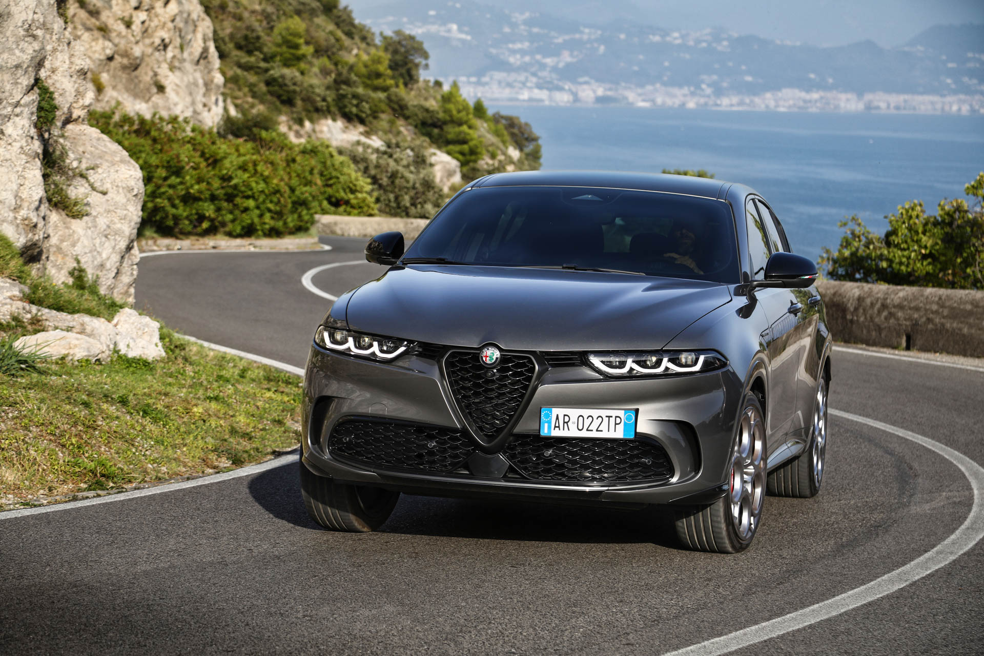 Alfa Romeo’s First PHEV Is The 276-HP Tonale Q4 AWD With 50-Mile Electric Range