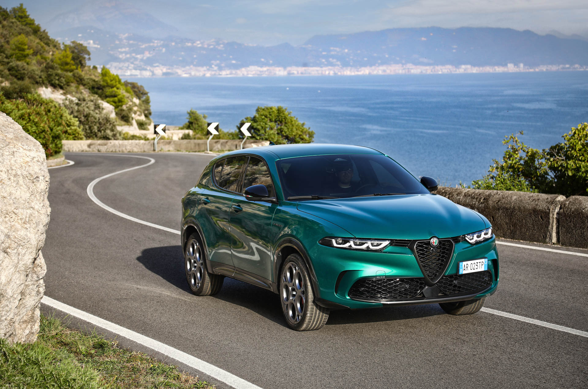 Alfa Romeo’s First PHEV Is The 276-HP Tonale Q4 AWD With 50-Mile Electric Range