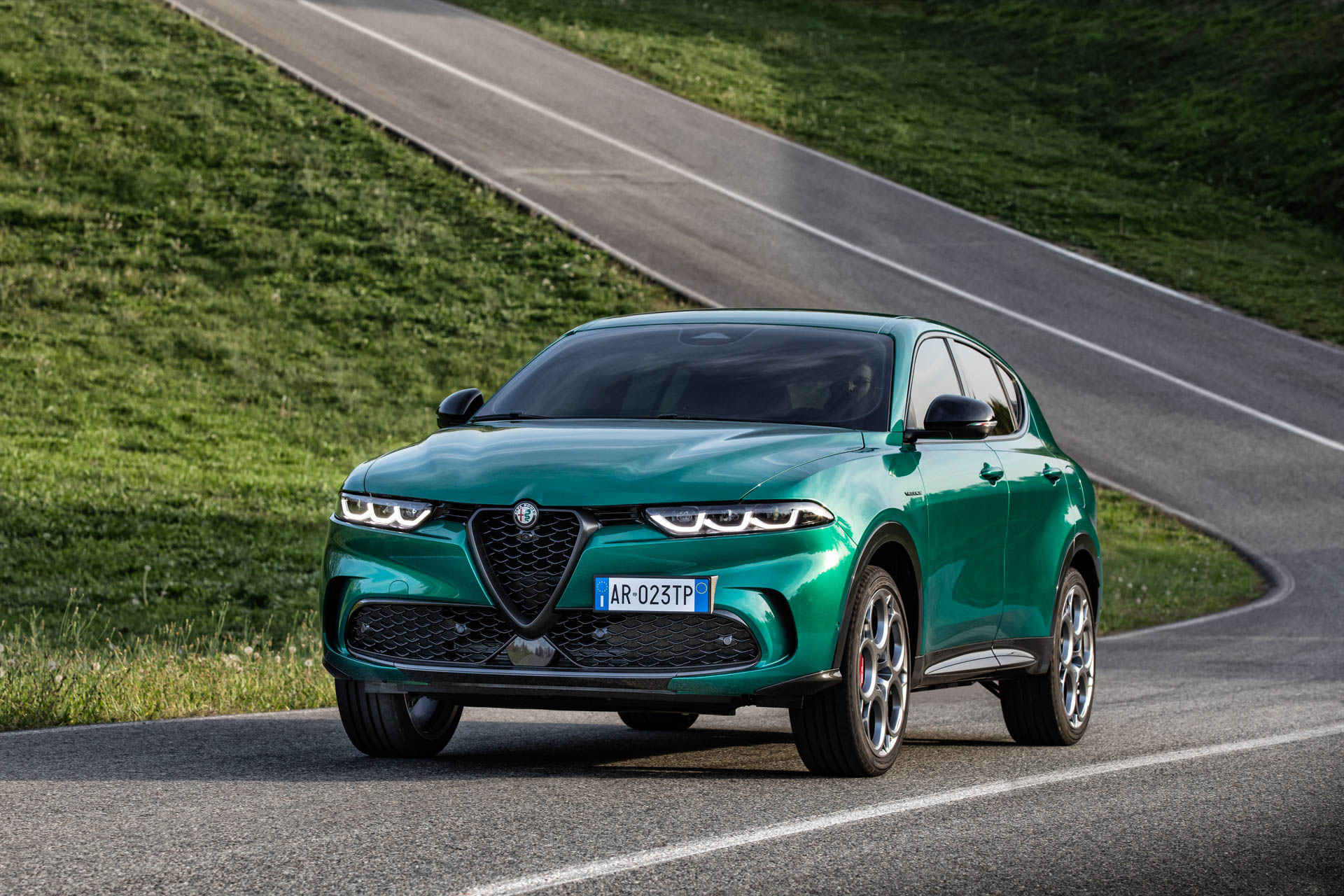 Alfa Romeo’s First PHEV Is The 276-HP Tonale Q4 AWD With 50-Mile Electric Range