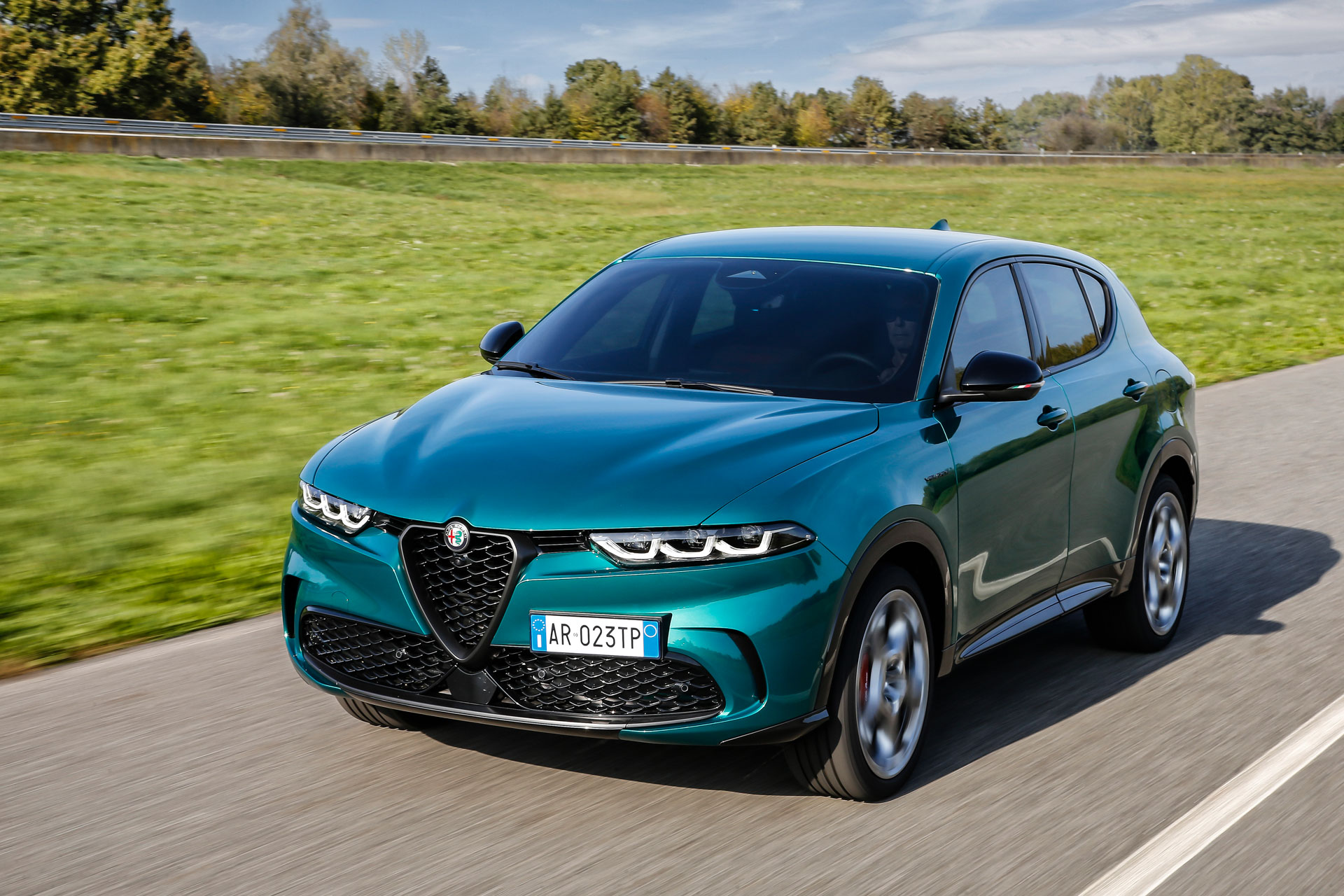 Alfa Romeo’s First PHEV Is The 276-HP Tonale Q4 AWD With 50-Mile Electric Range