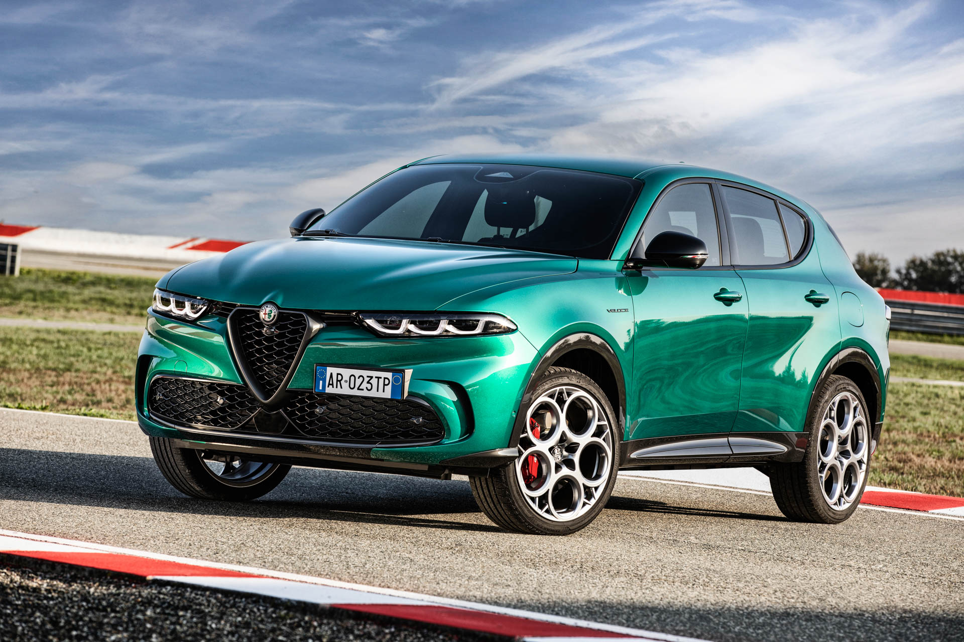 Alfa Romeo’s First PHEV Is The 276-HP Tonale Q4 AWD With 50-Mile Electric Range