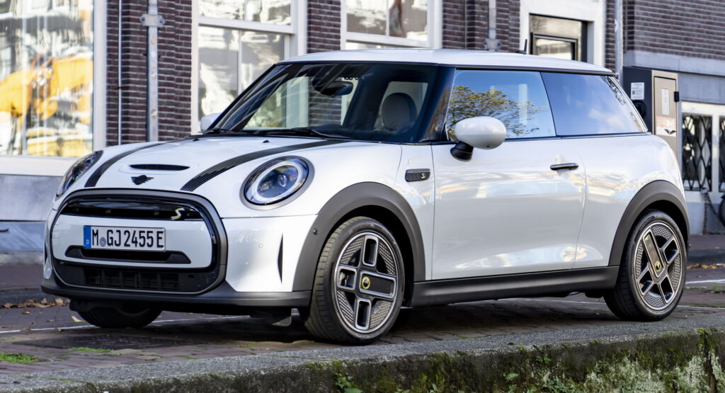  Mini Celebrates The Approach Of Winter With Nanuk White Resolute Edition