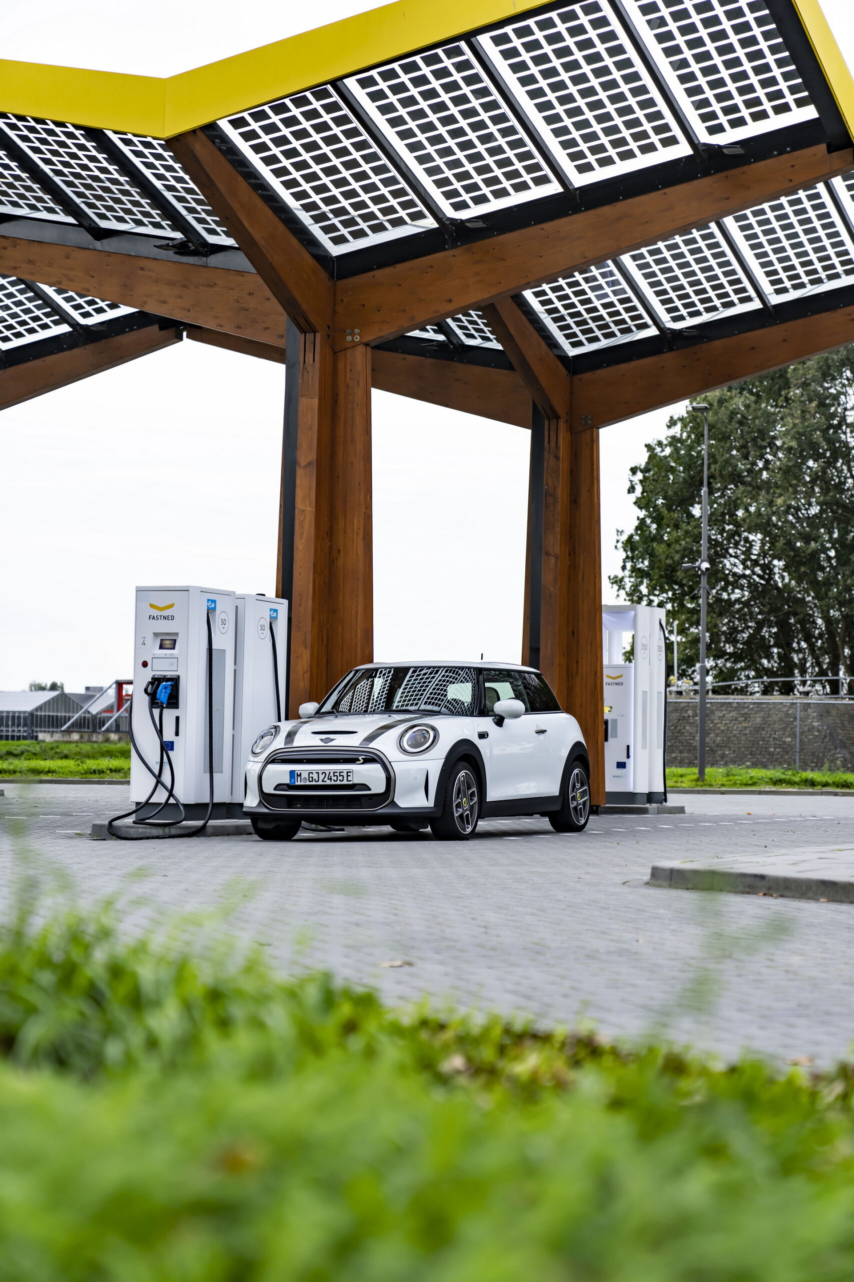 Mini Celebrates The Approach Of Winter With Nanuk White Resolute Edition