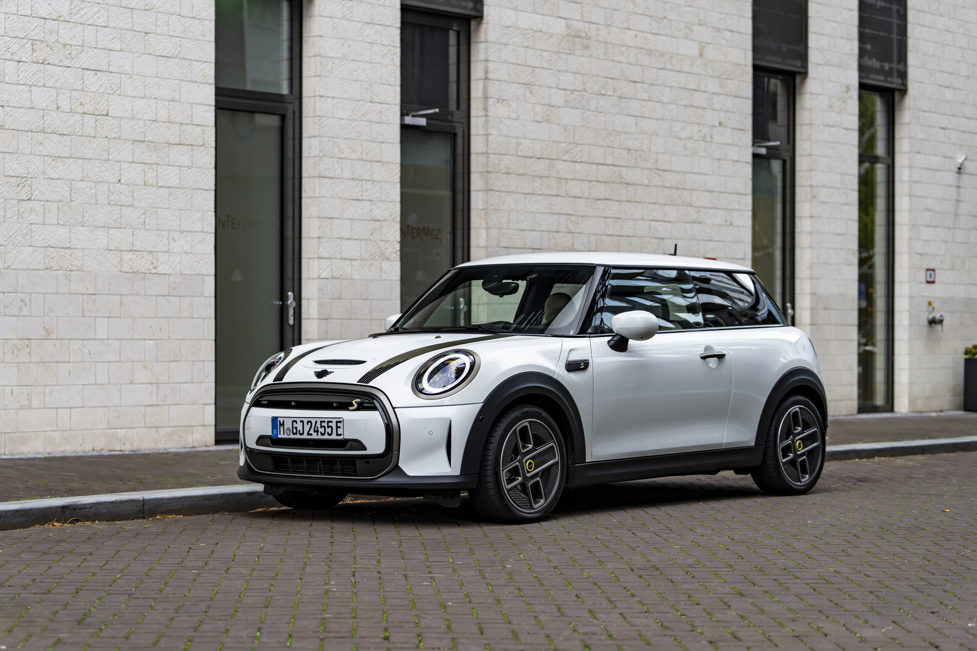 Mini Celebrates The Approach Of Winter With Nanuk White Resolute Edition