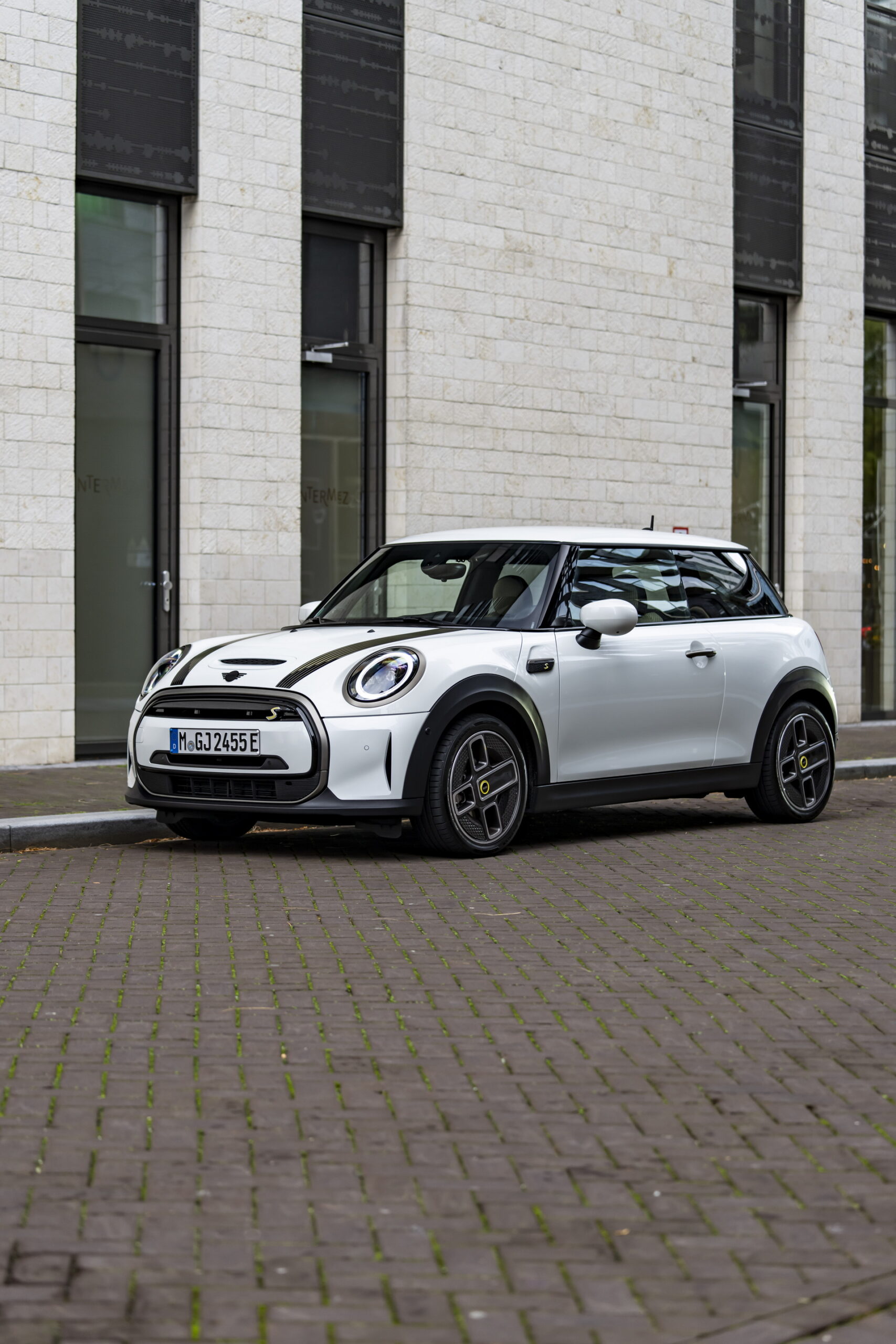 Mini Celebrates The Approach Of Winter With Nanuk White Resolute Edition