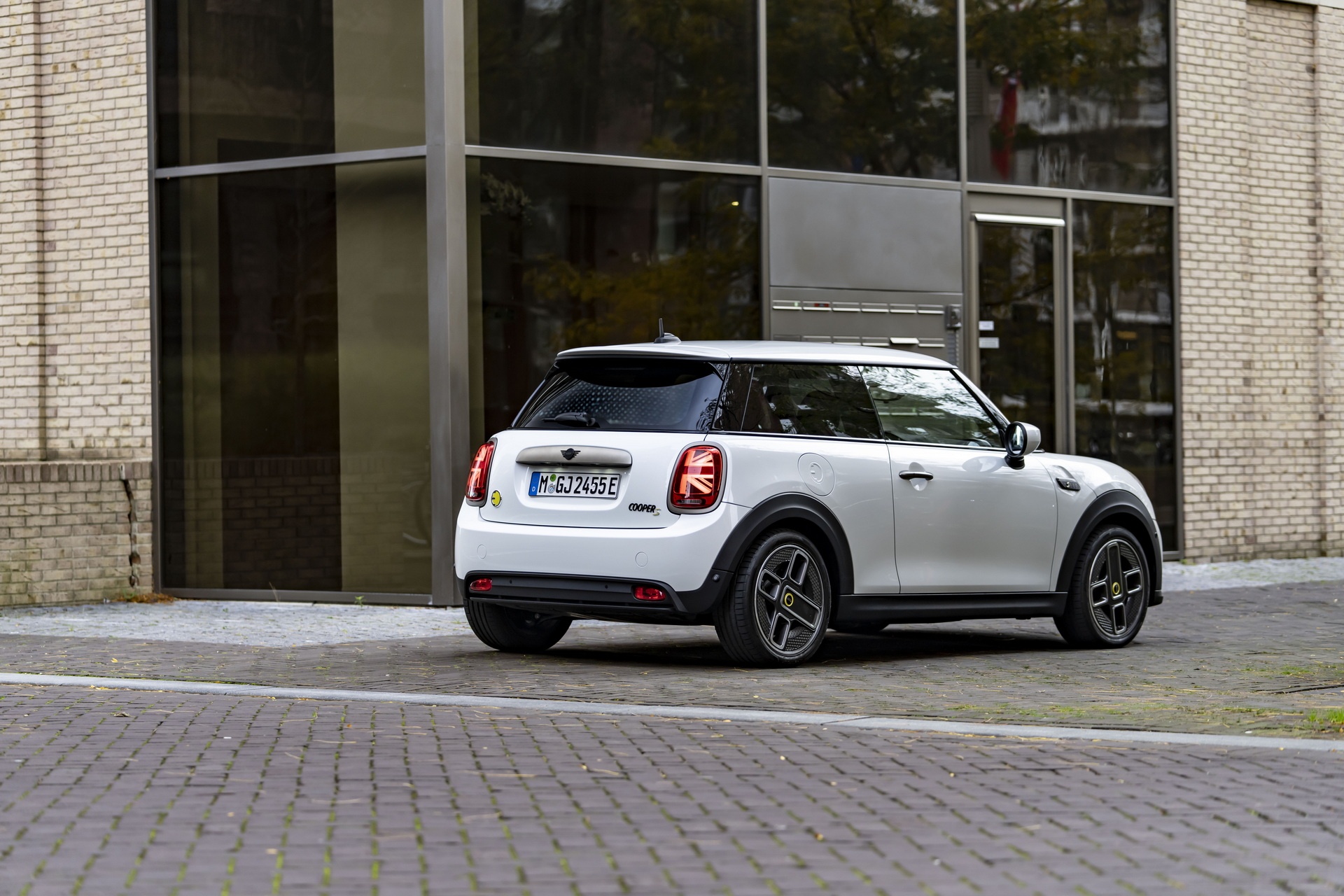 Mini Celebrates The Approach Of Winter With Nanuk White Resolute Edition