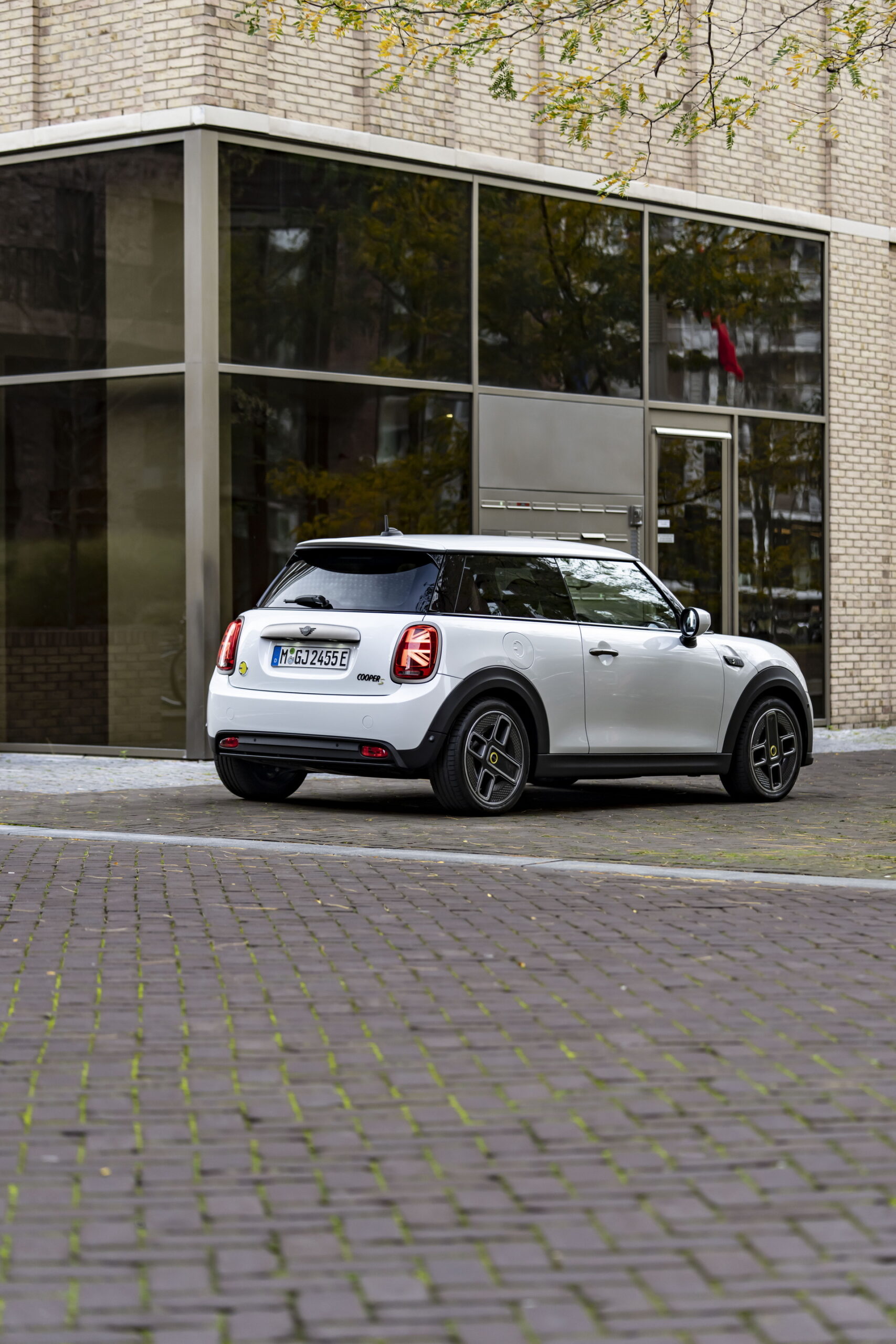 Mini Celebrates The Approach Of Winter With Nanuk White Resolute Edition