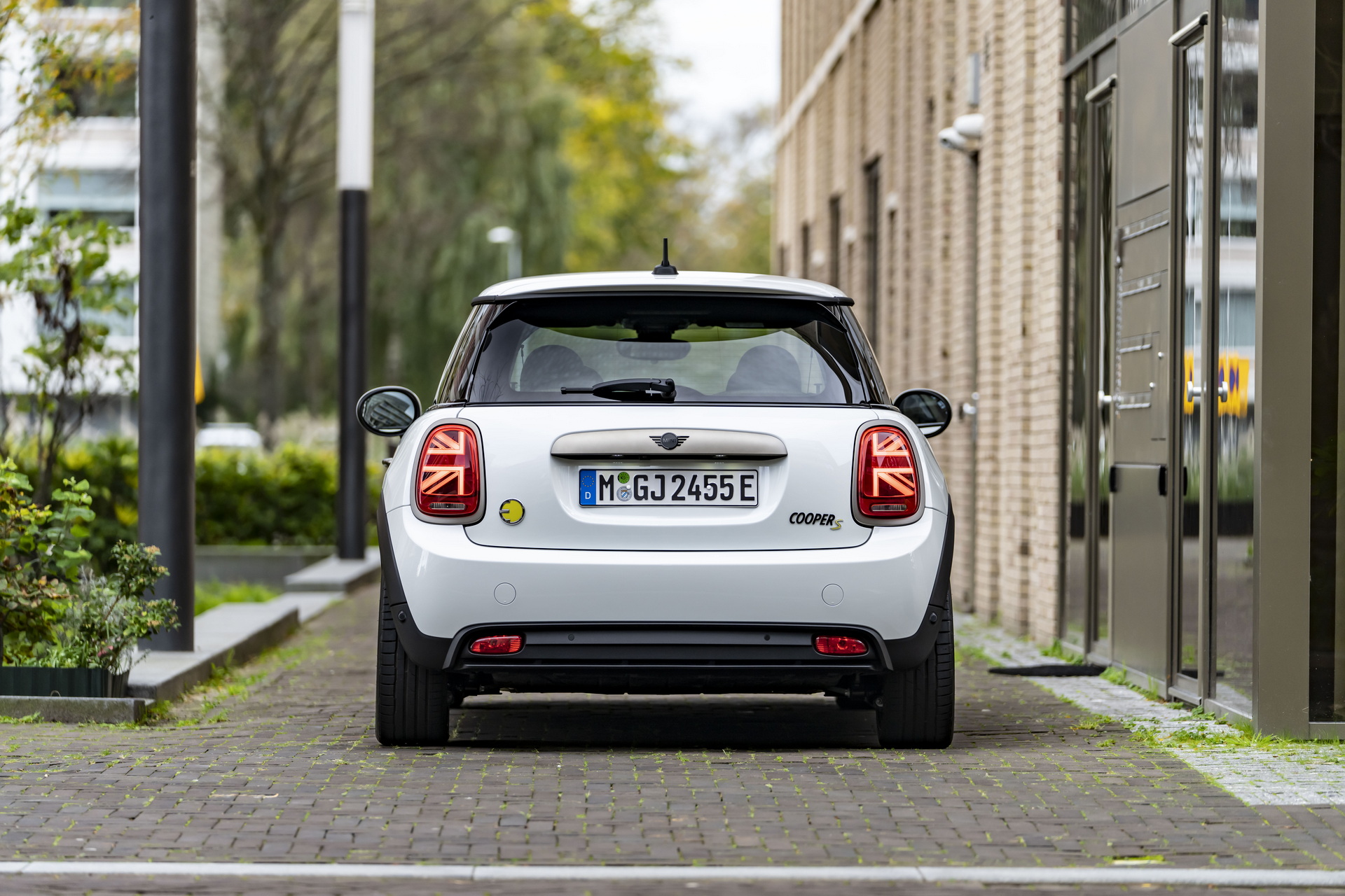 Mini Celebrates The Approach Of Winter With Nanuk White Resolute Edition