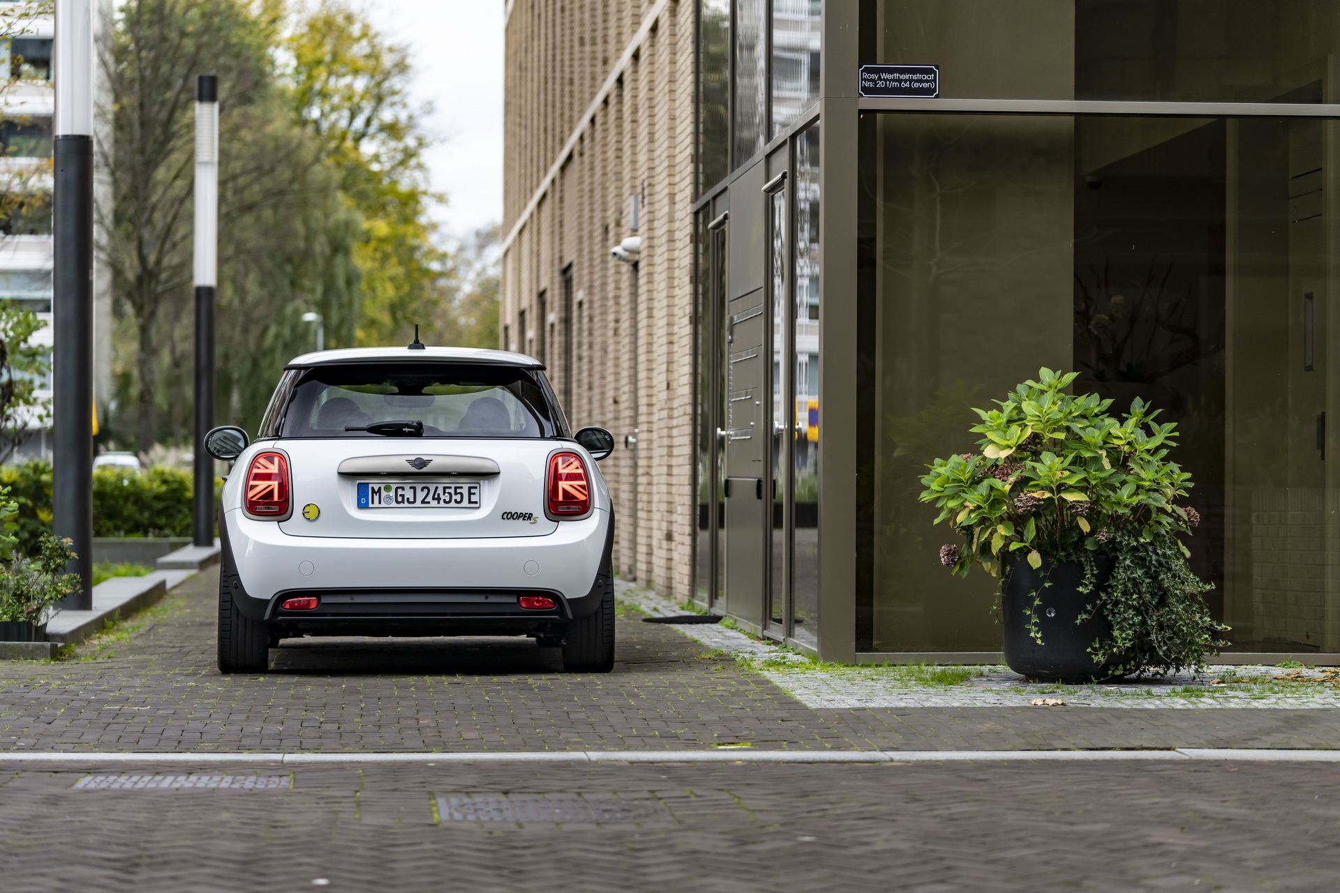 Mini Celebrates The Approach Of Winter With Nanuk White Resolute Edition