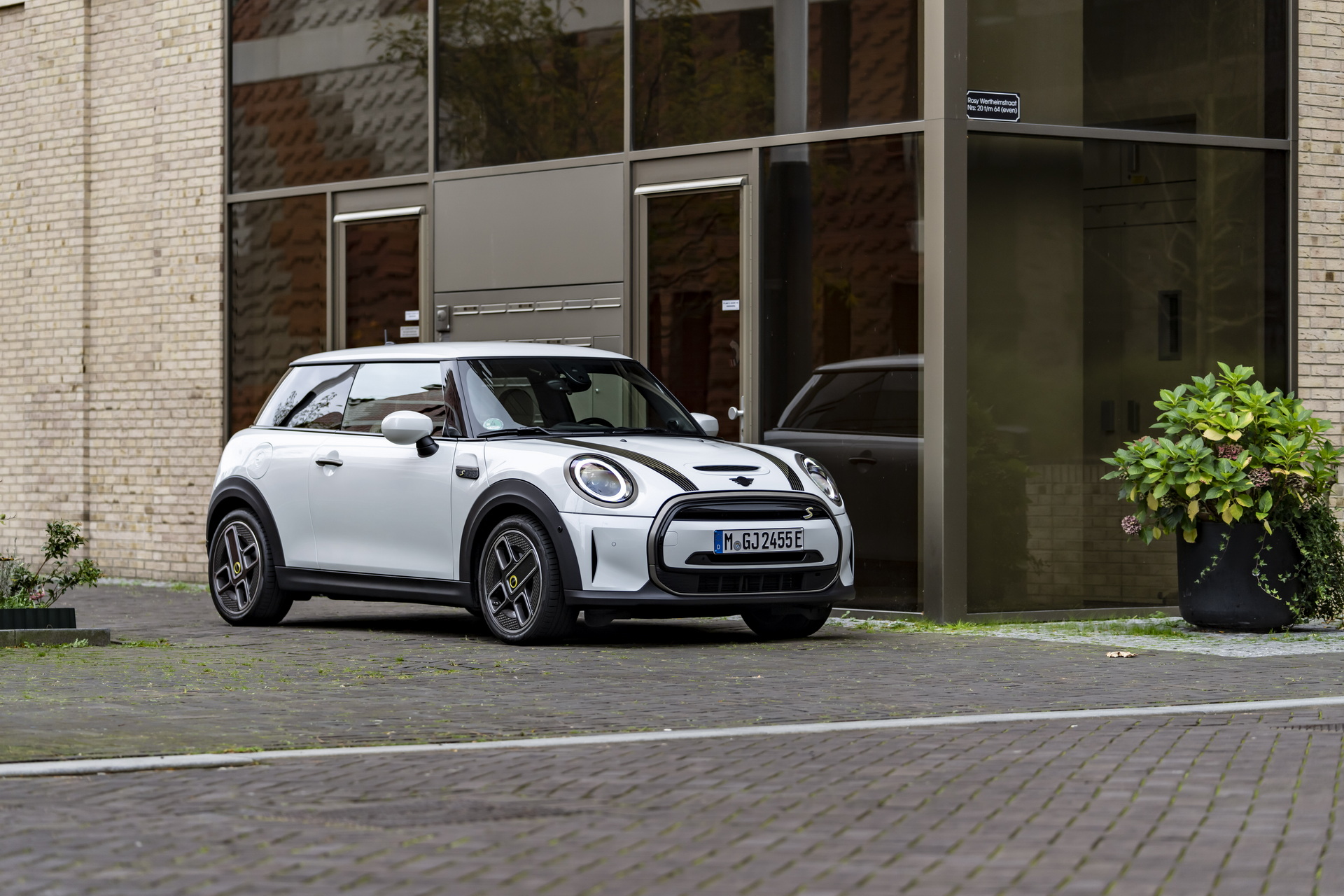 Mini Celebrates The Approach Of Winter With Nanuk White Resolute Edition