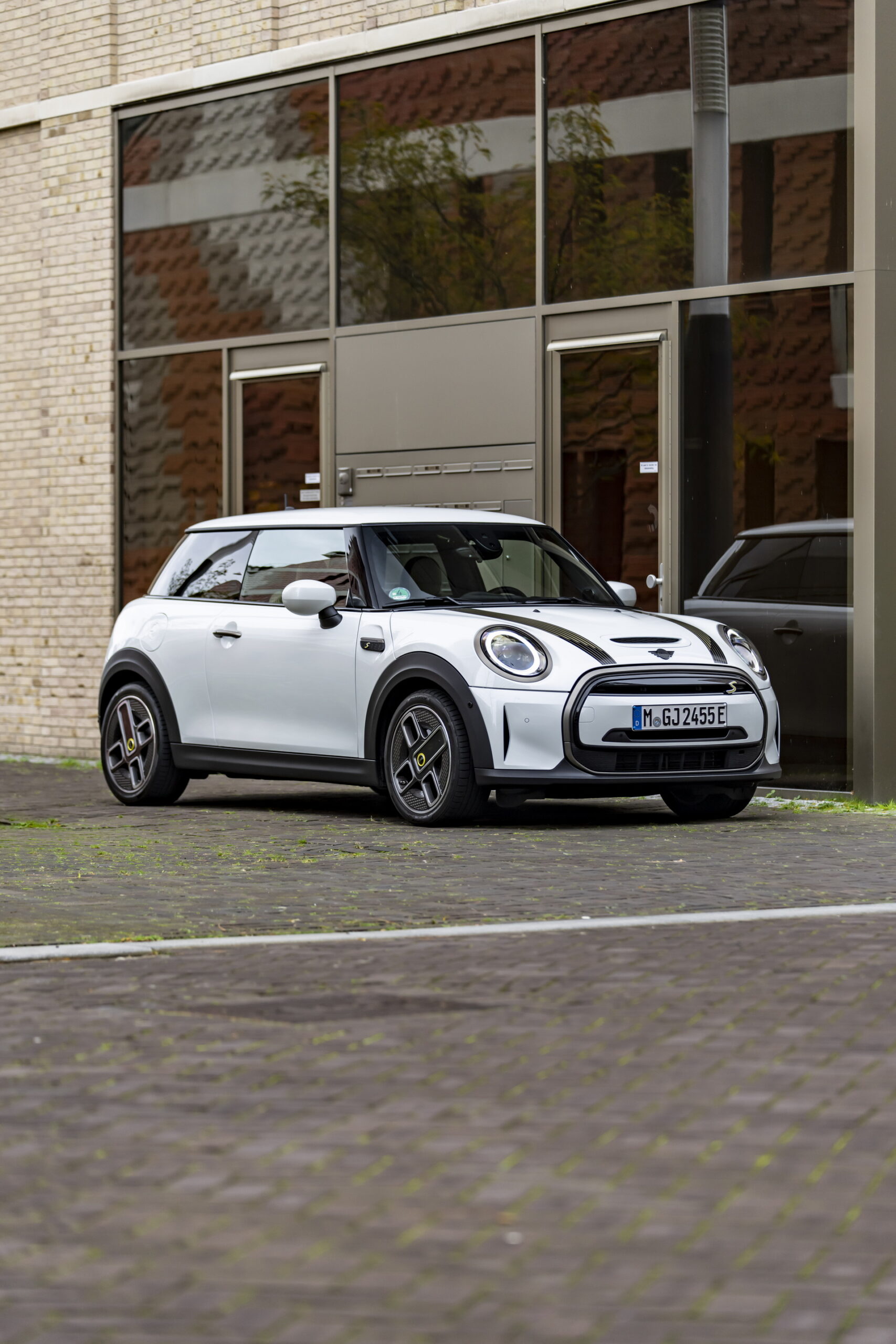 Mini Celebrates The Approach Of Winter With Nanuk White Resolute Edition