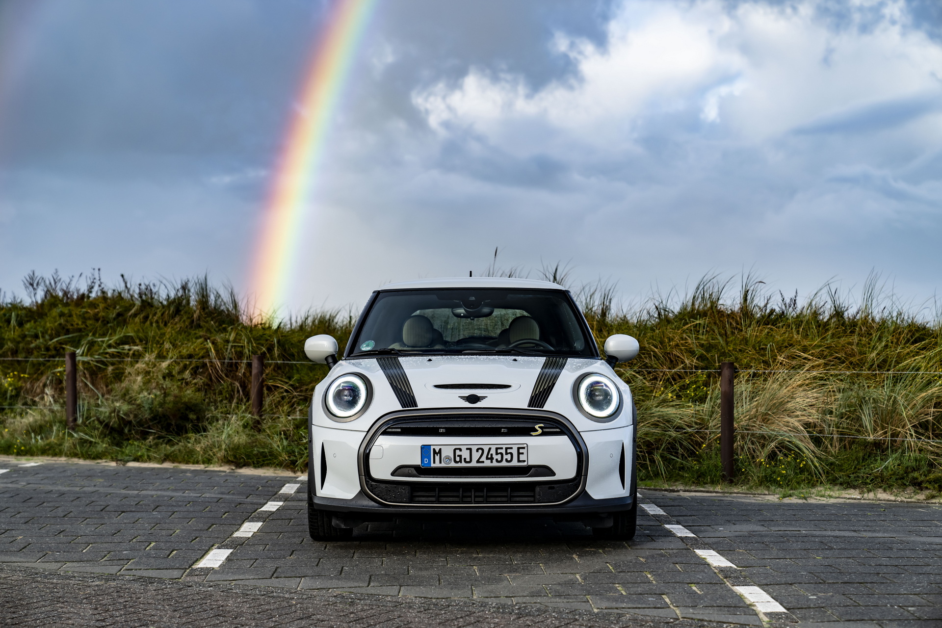Mini Celebrates The Approach Of Winter With Nanuk White Resolute Edition
