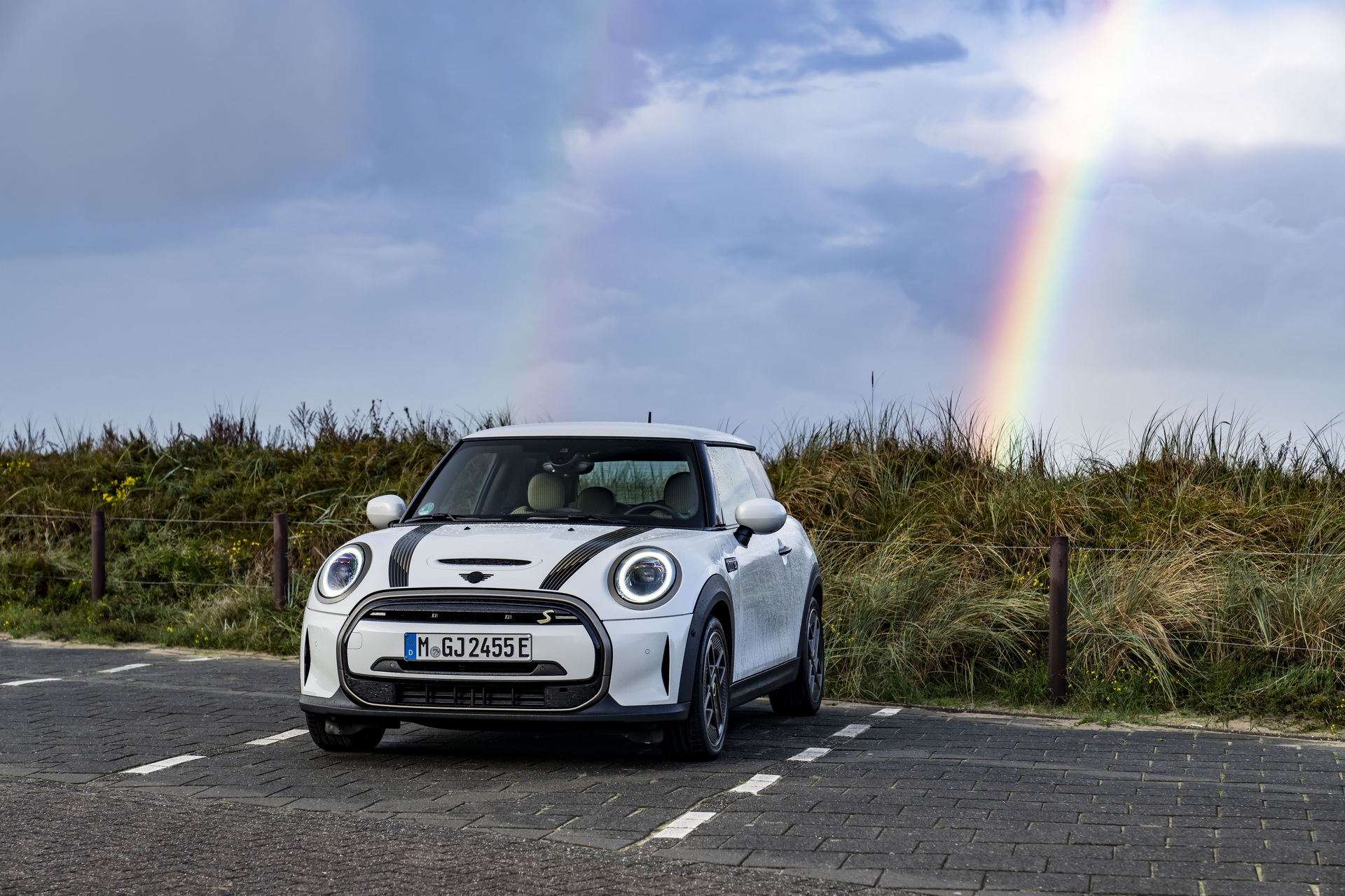 Mini Celebrates The Approach Of Winter With Nanuk White Resolute Edition