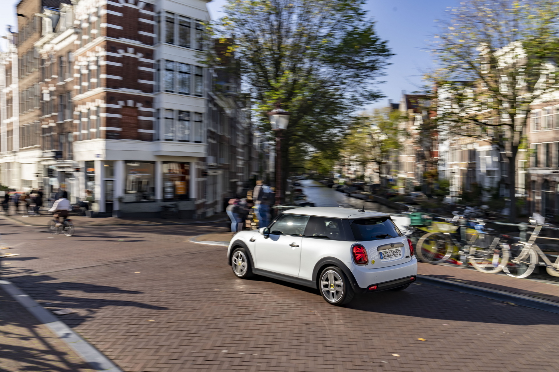 Mini Celebrates The Approach Of Winter With Nanuk White Resolute Edition