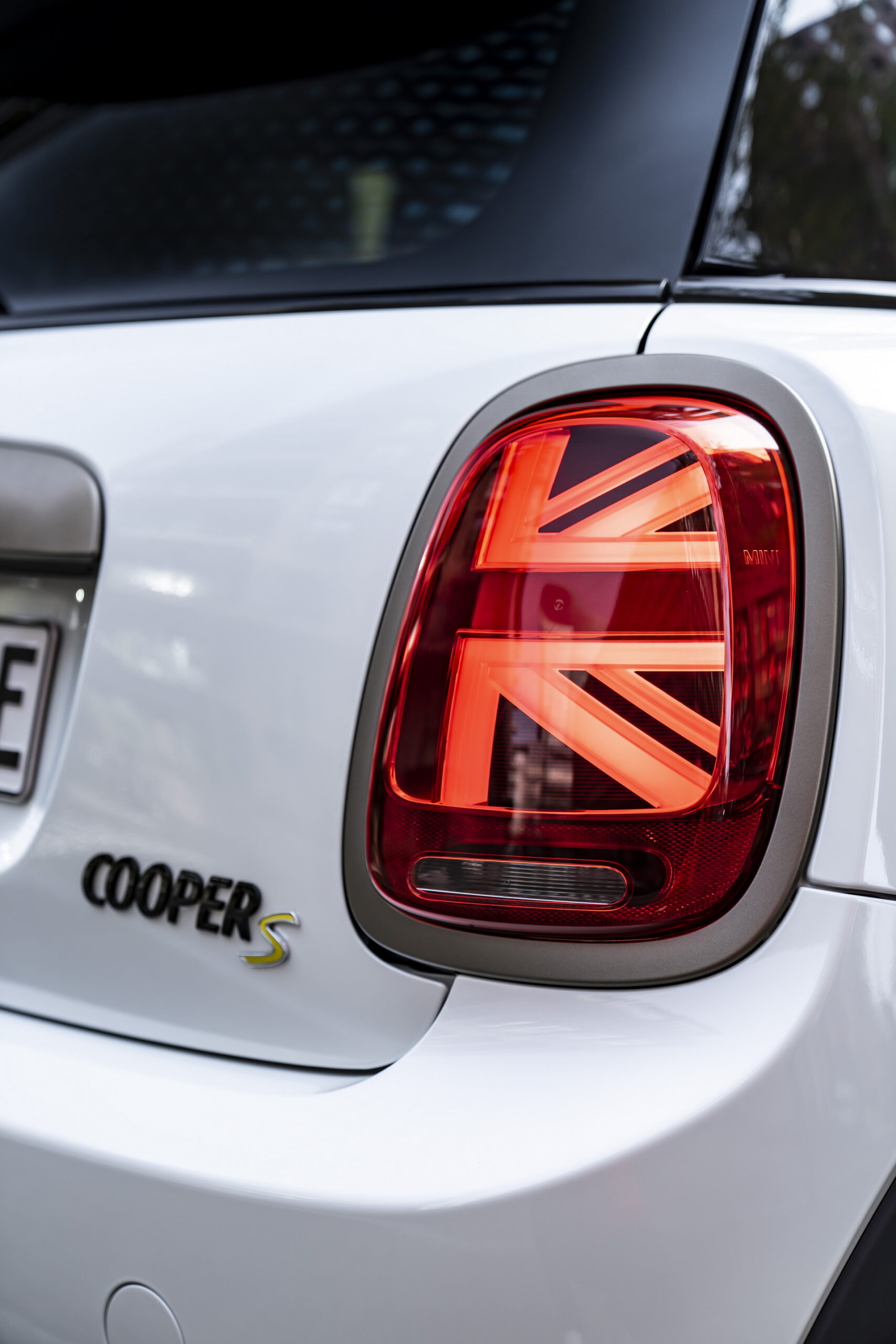 Mini Celebrates The Approach Of Winter With Nanuk White Resolute Edition
